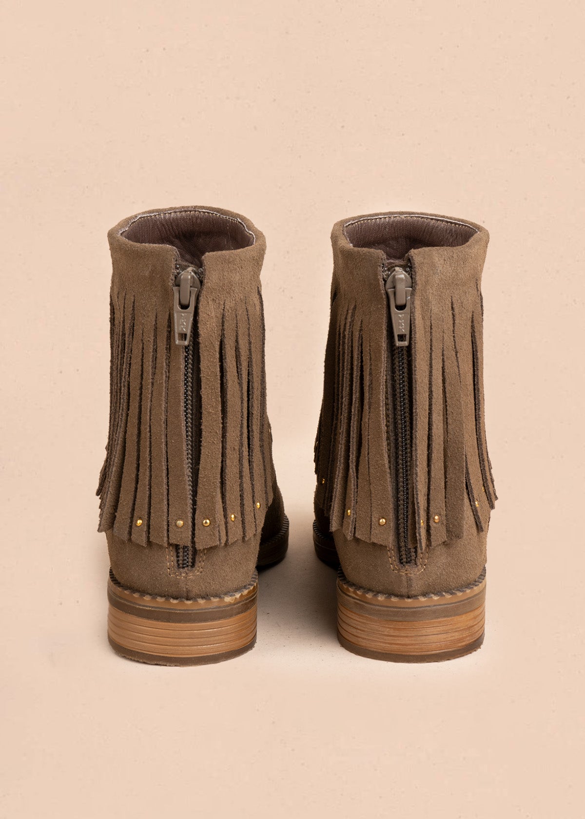 Botines en cuero color café con flecos y taches dorados 106659