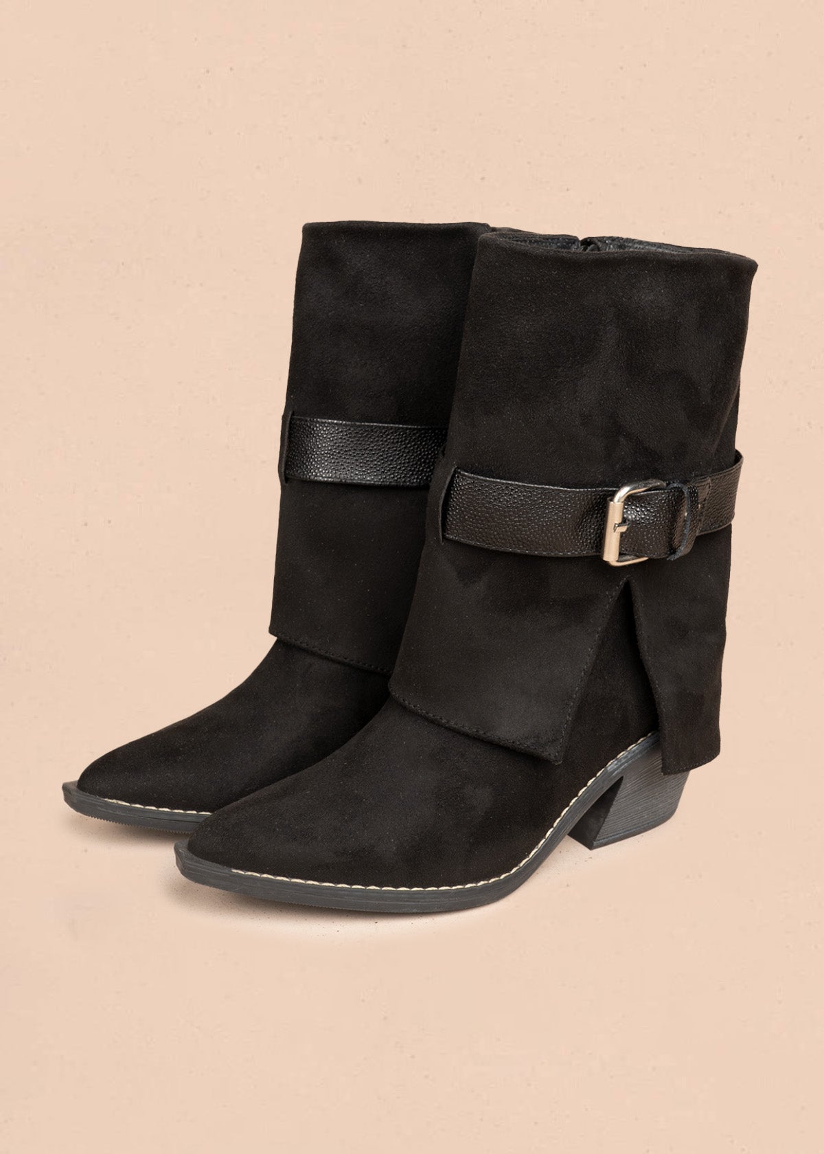 Botas color negro con caña doblada y correa con hebilla 106660