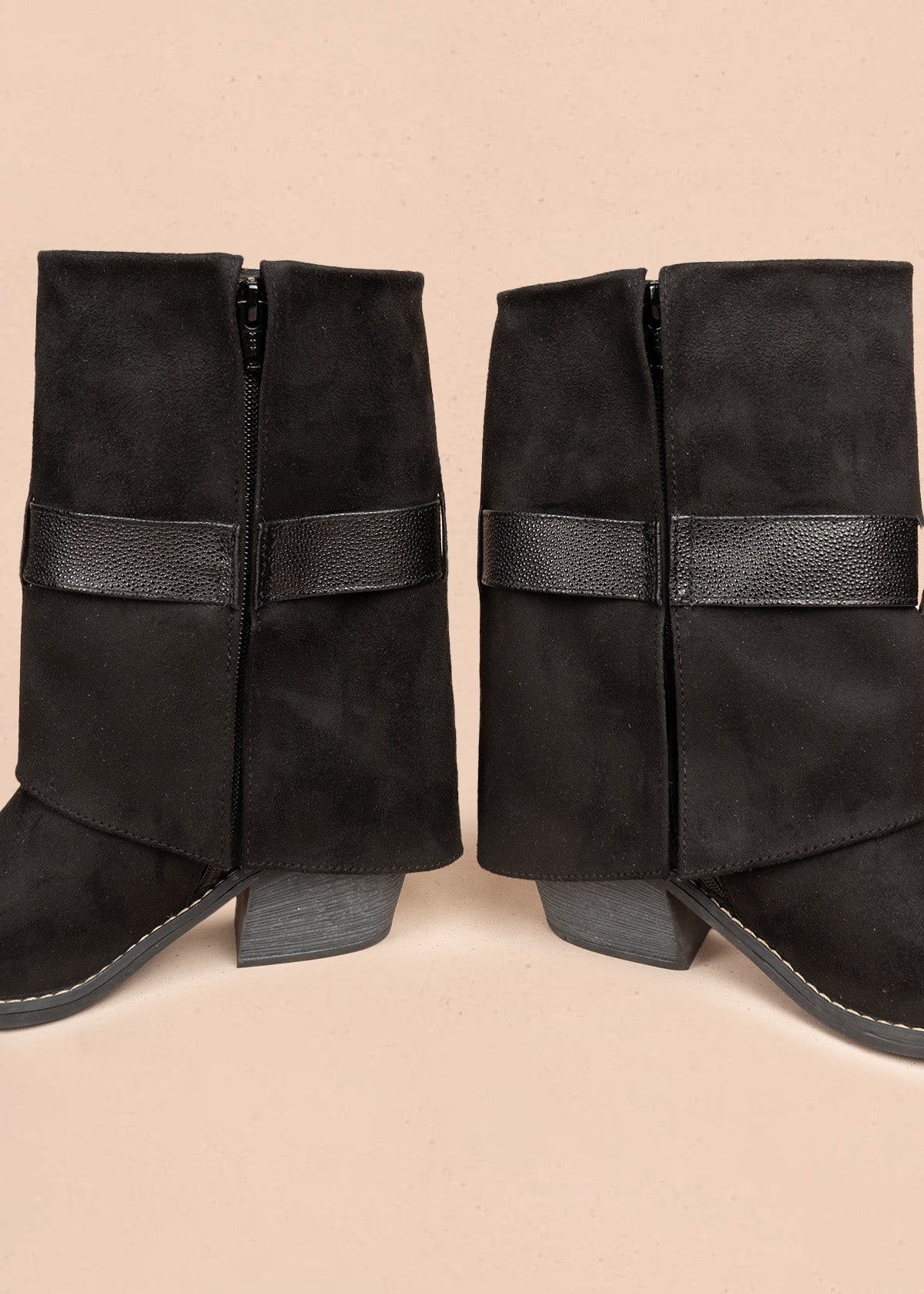 Botas color negro con caña doblada y correa con hebilla 106660