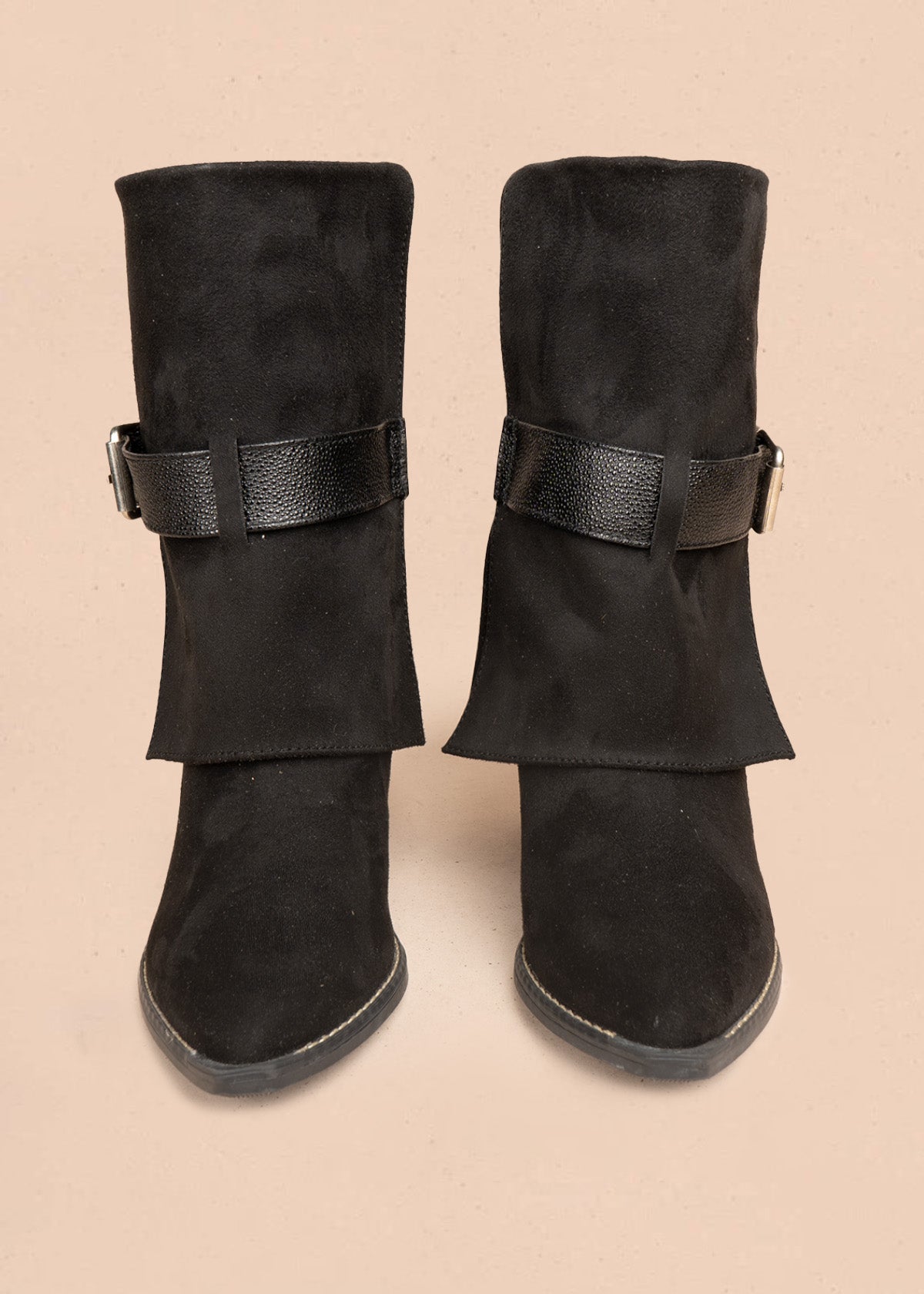 Botas color negro con caña doblada y correa con hebilla 106660