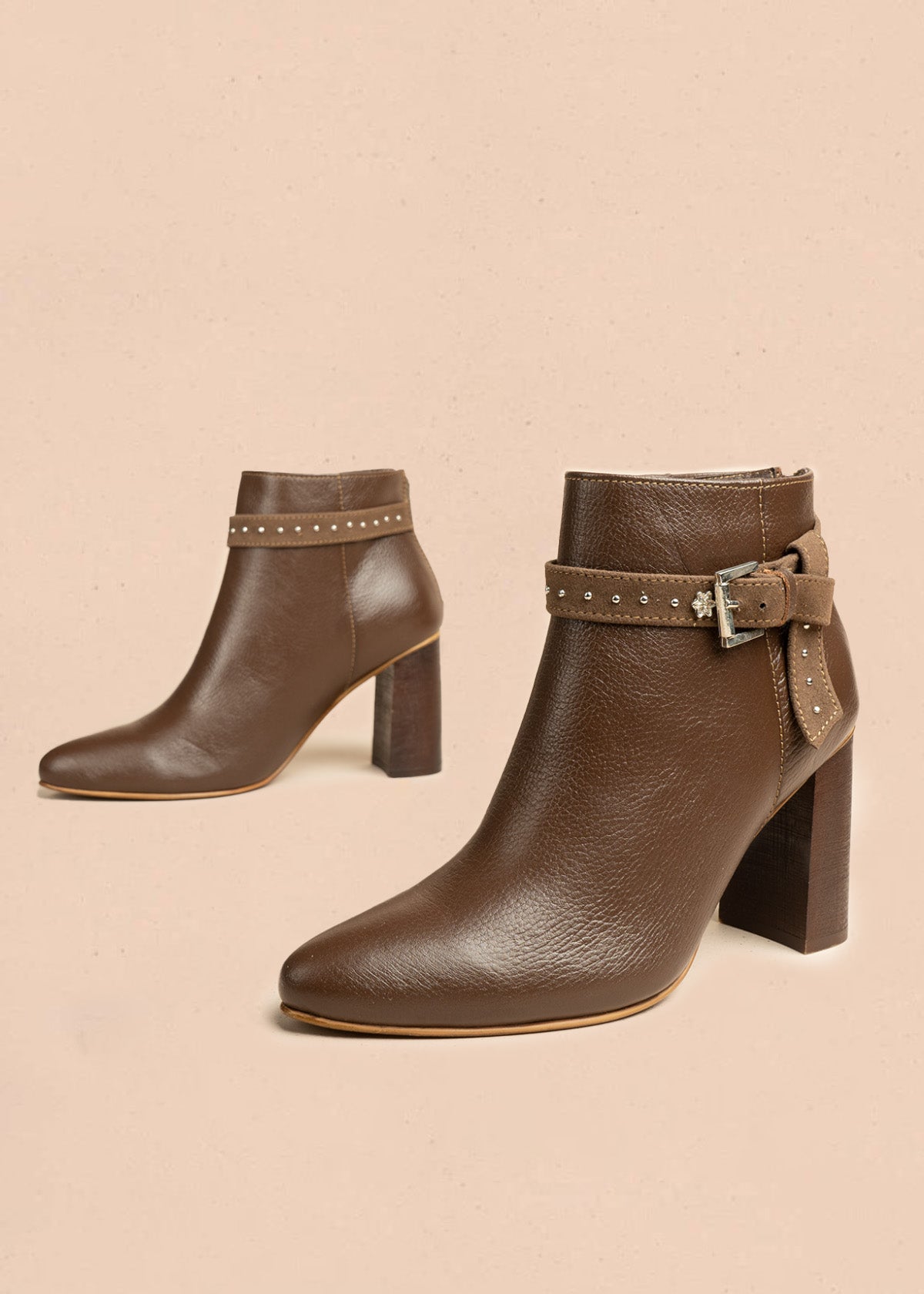 Botines de cuero color café con correa decorativa con taches 106661