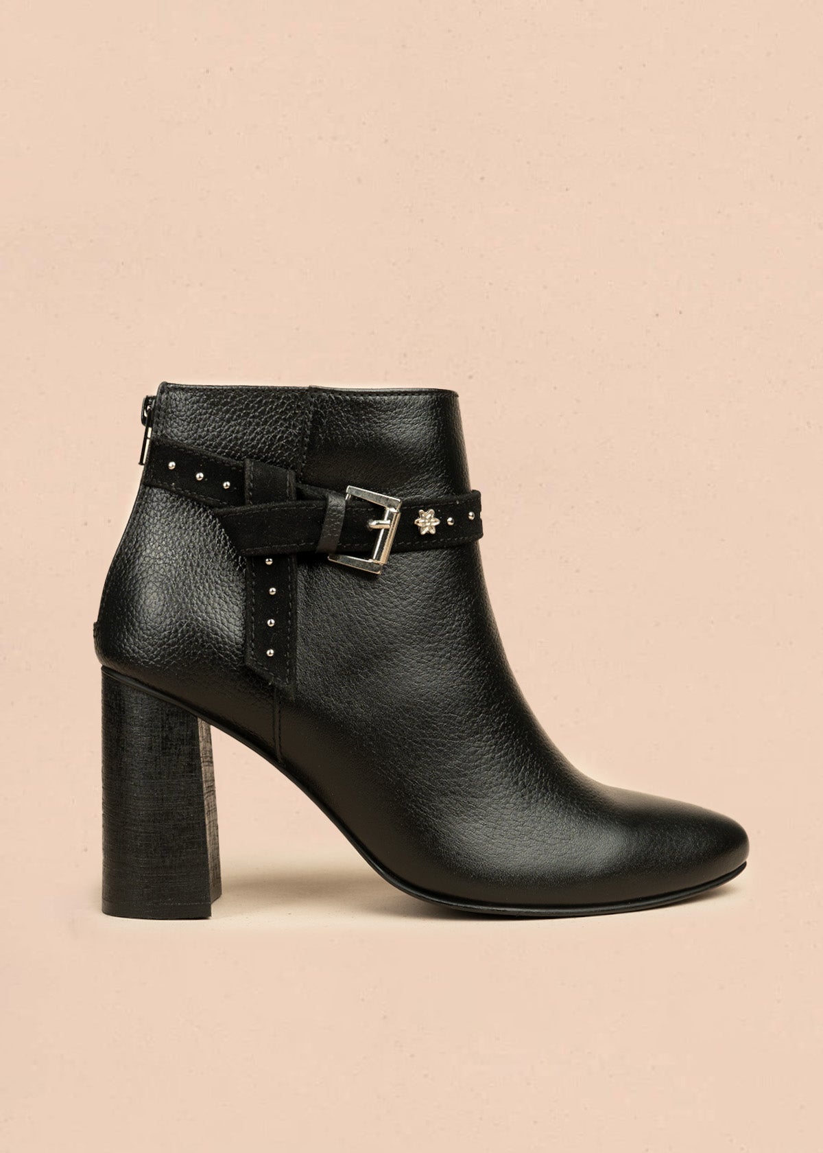 Botines de cuero color negro con correa decorativa con taches 106661