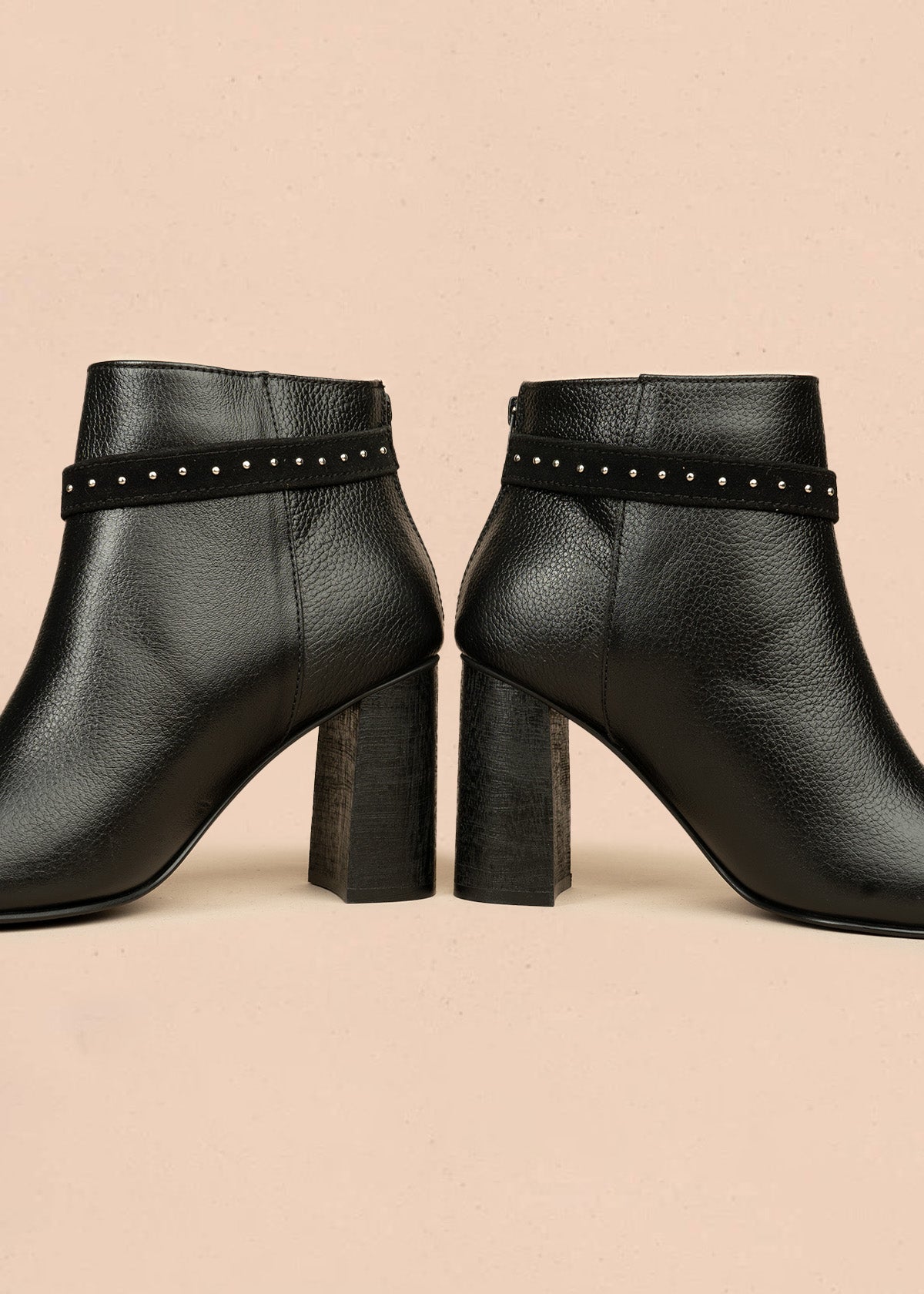 Botines de cuero color negro con correa decorativa con taches 106661