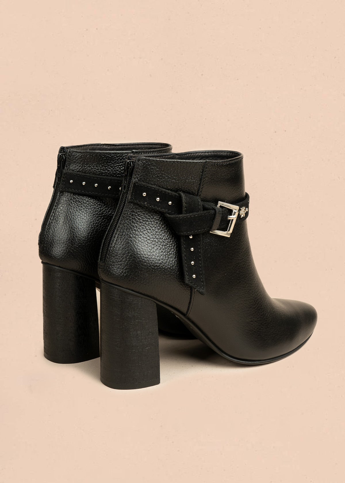 Botines de cuero color negro con correa decorativa con taches 106661