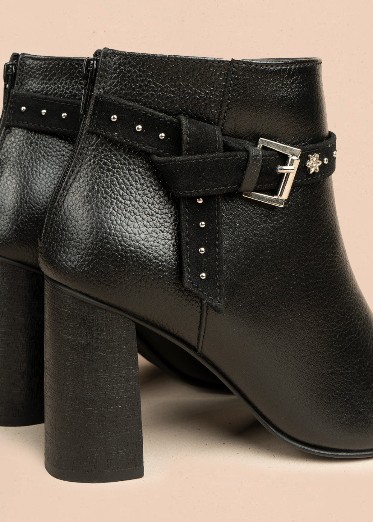Botines de cuero color negro con correa decorativa con taches 106661
