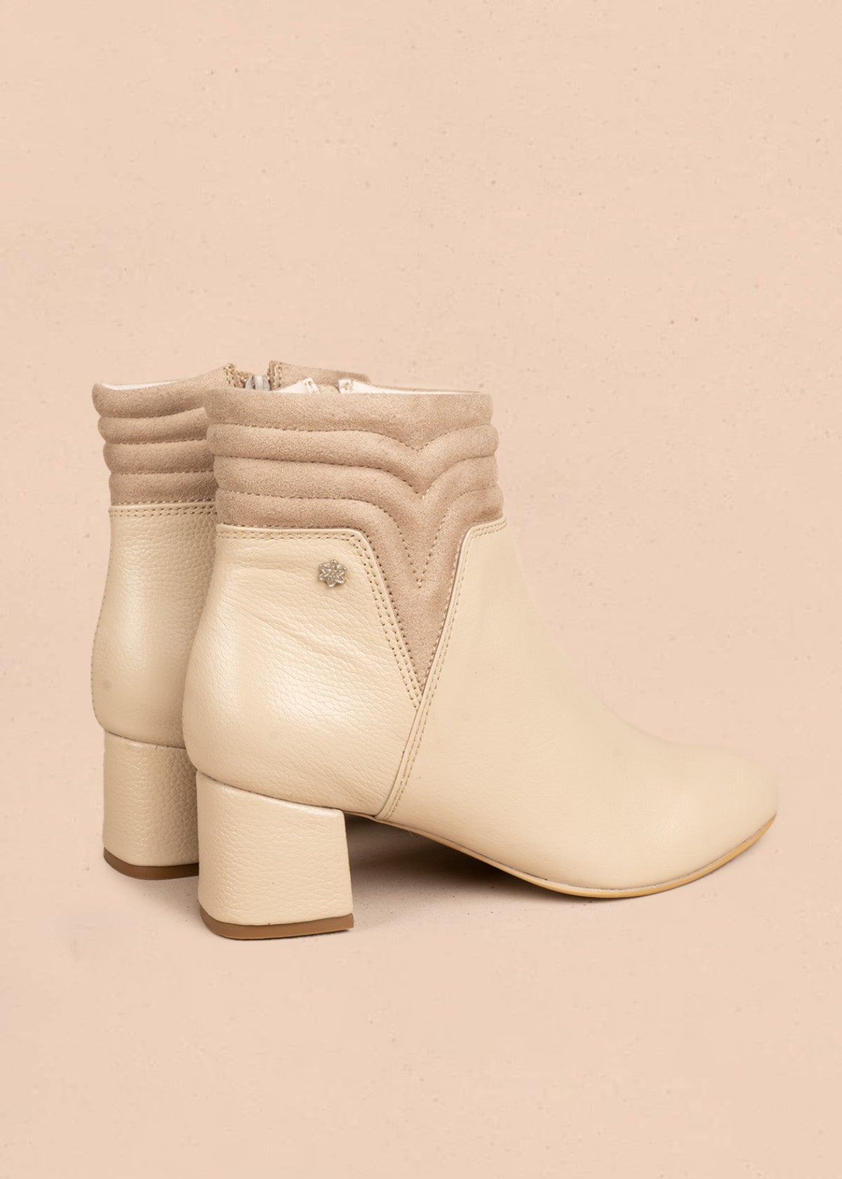 Botines en cuero color beige con detalle en gamuza 106664