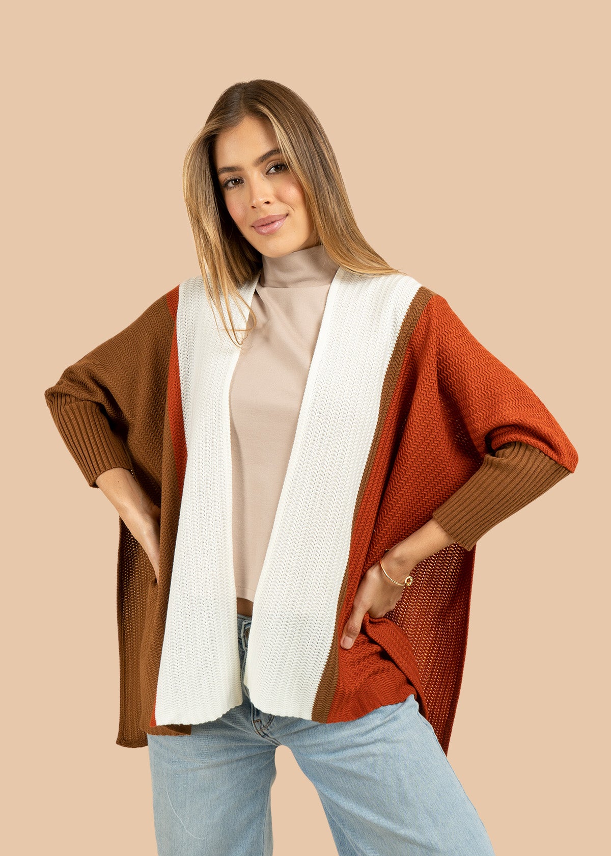 Chal tejido color terracota y colores tierra con mangas acanaladas 106682