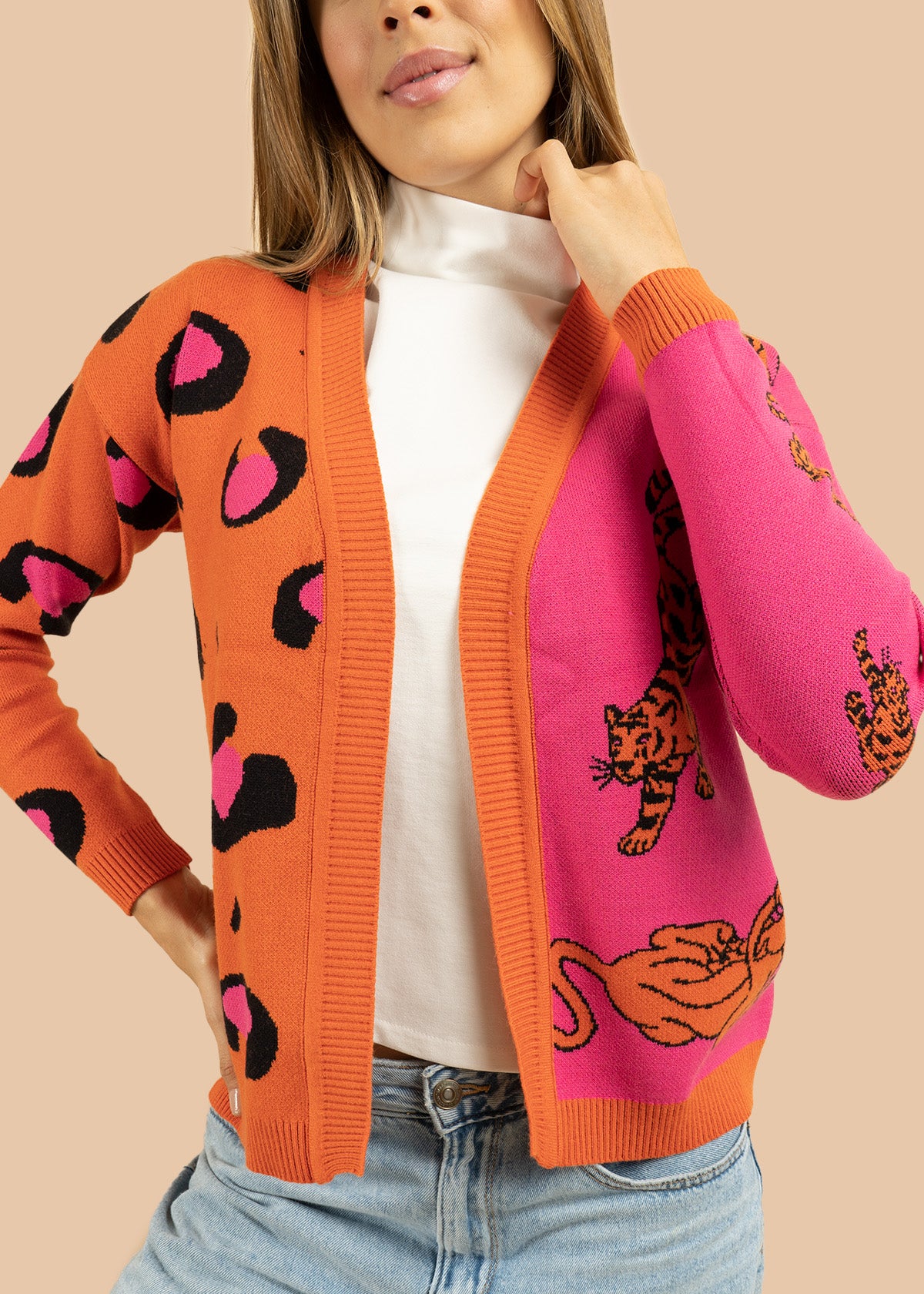 Saco tejido color naranja con diseño de tigre 106684