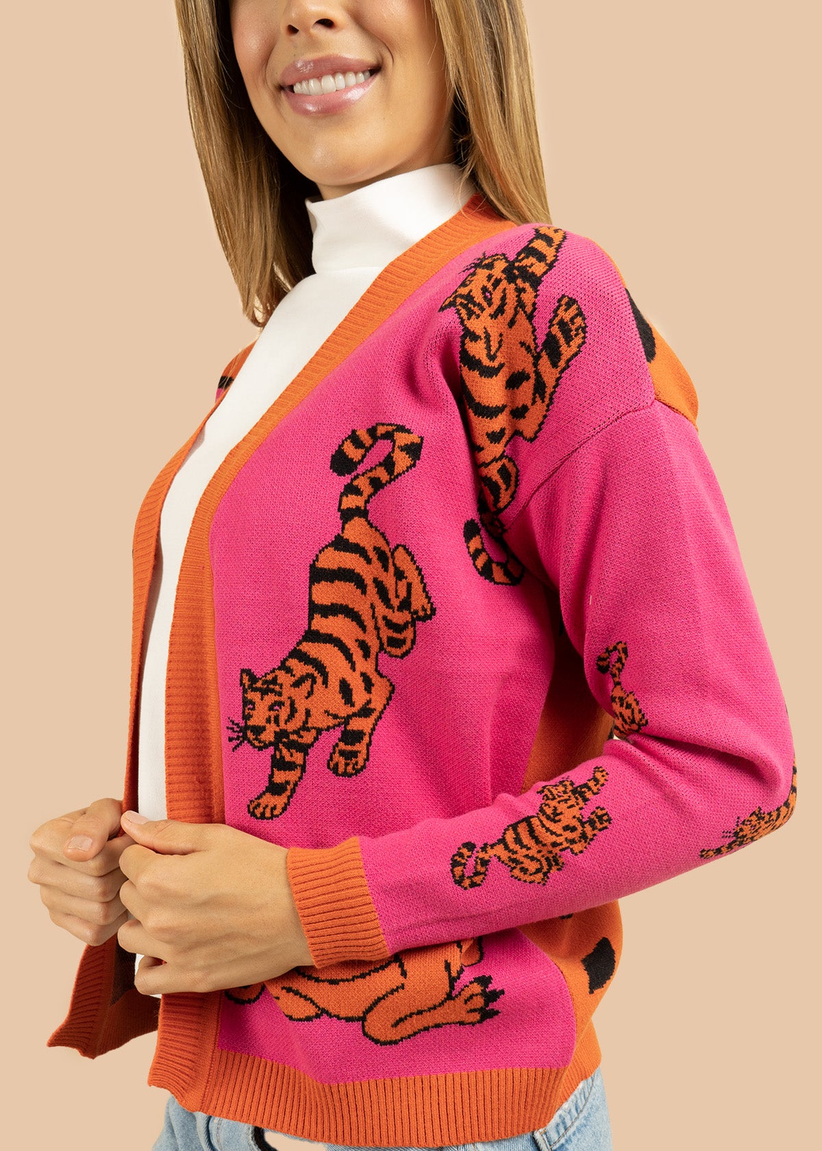 Saco tejido color naranja con diseño de tigre 106684