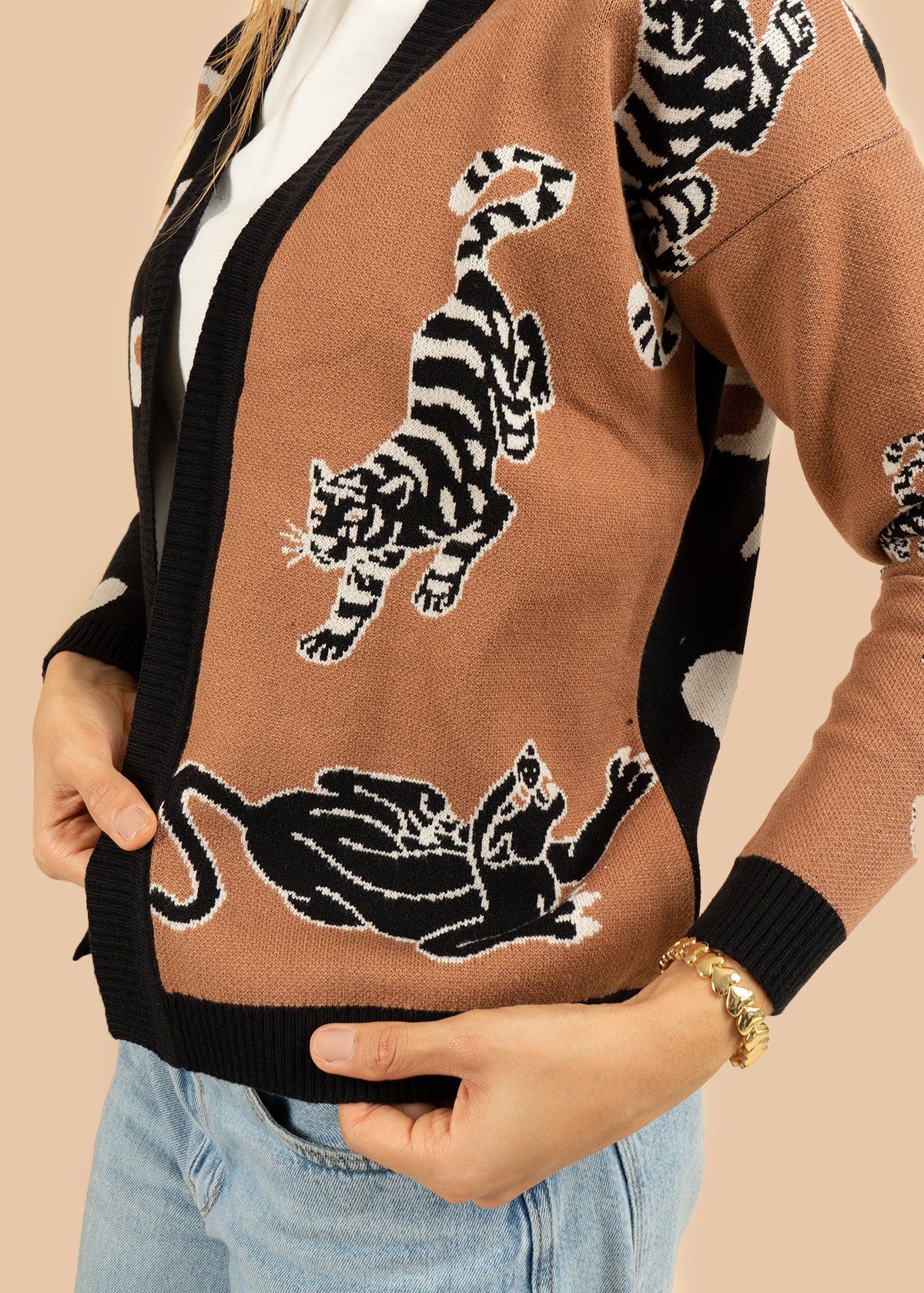 Saco tejido color negro con diseño de tigre 106684