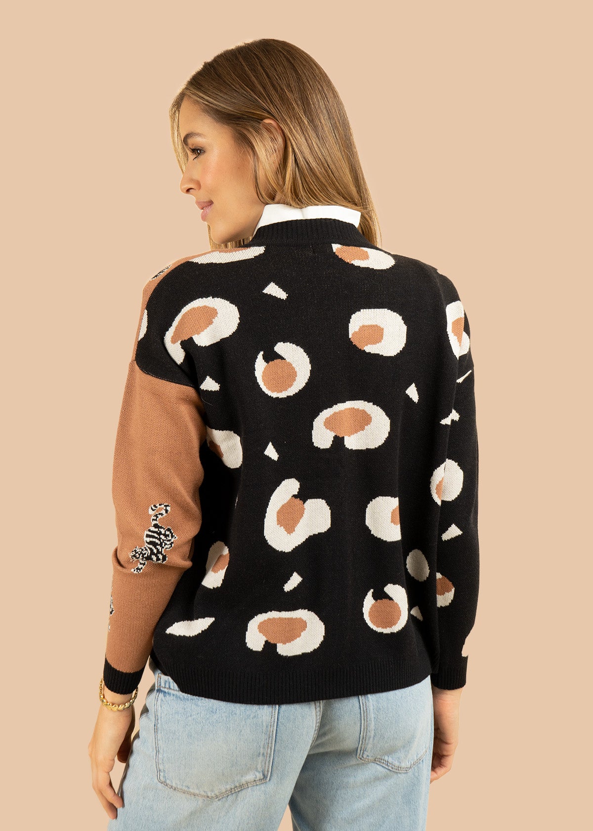 Saco tejido color negro con diseño de tigre 106684