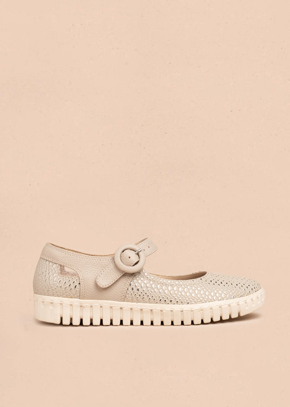 Zapatos cerrados en cuero color beige con caladas y suela flatform 106685