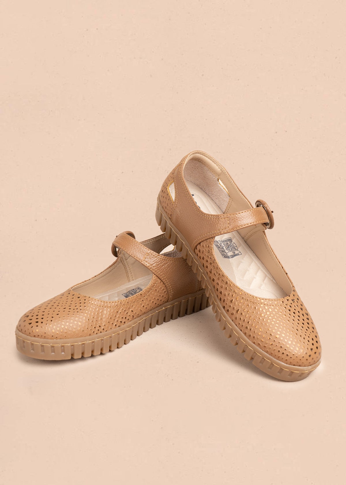 Zapatos cerrados en cuero color miel con caladas y suela flatform 106685