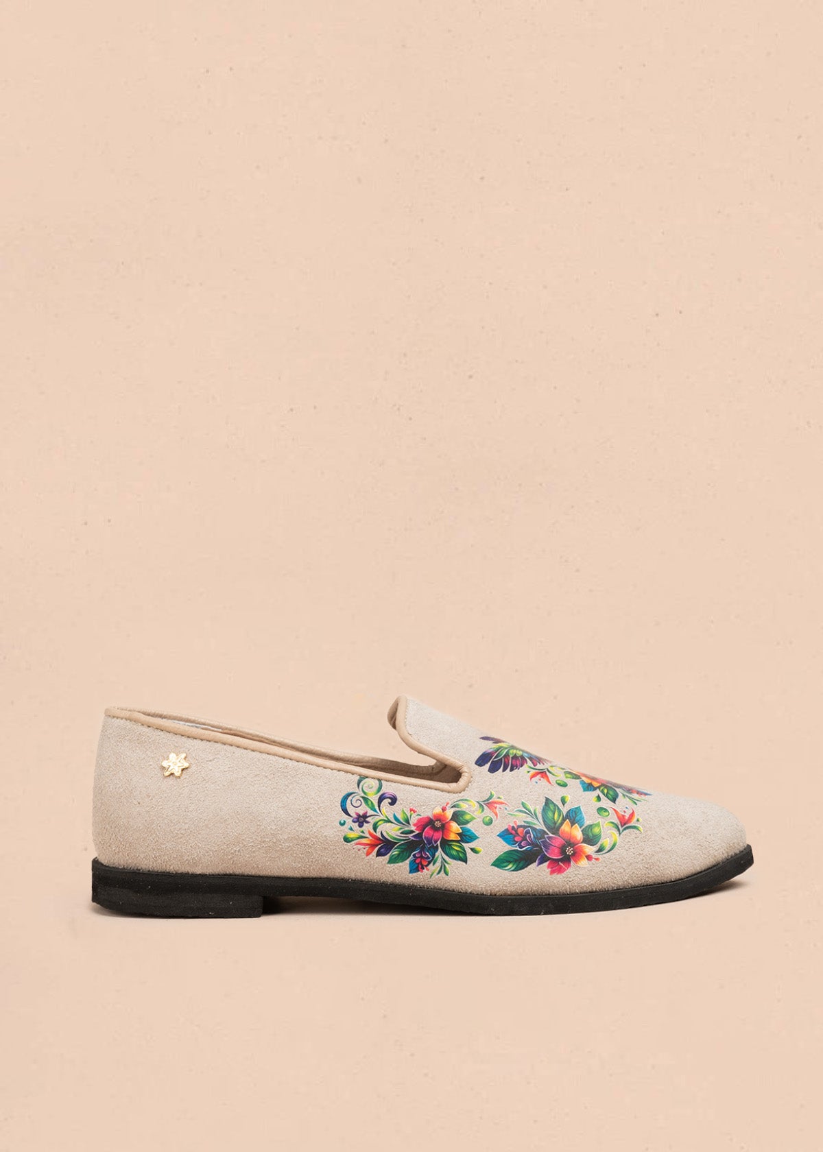 Zapato cerrado en cuero color arena con colibrí 106686
