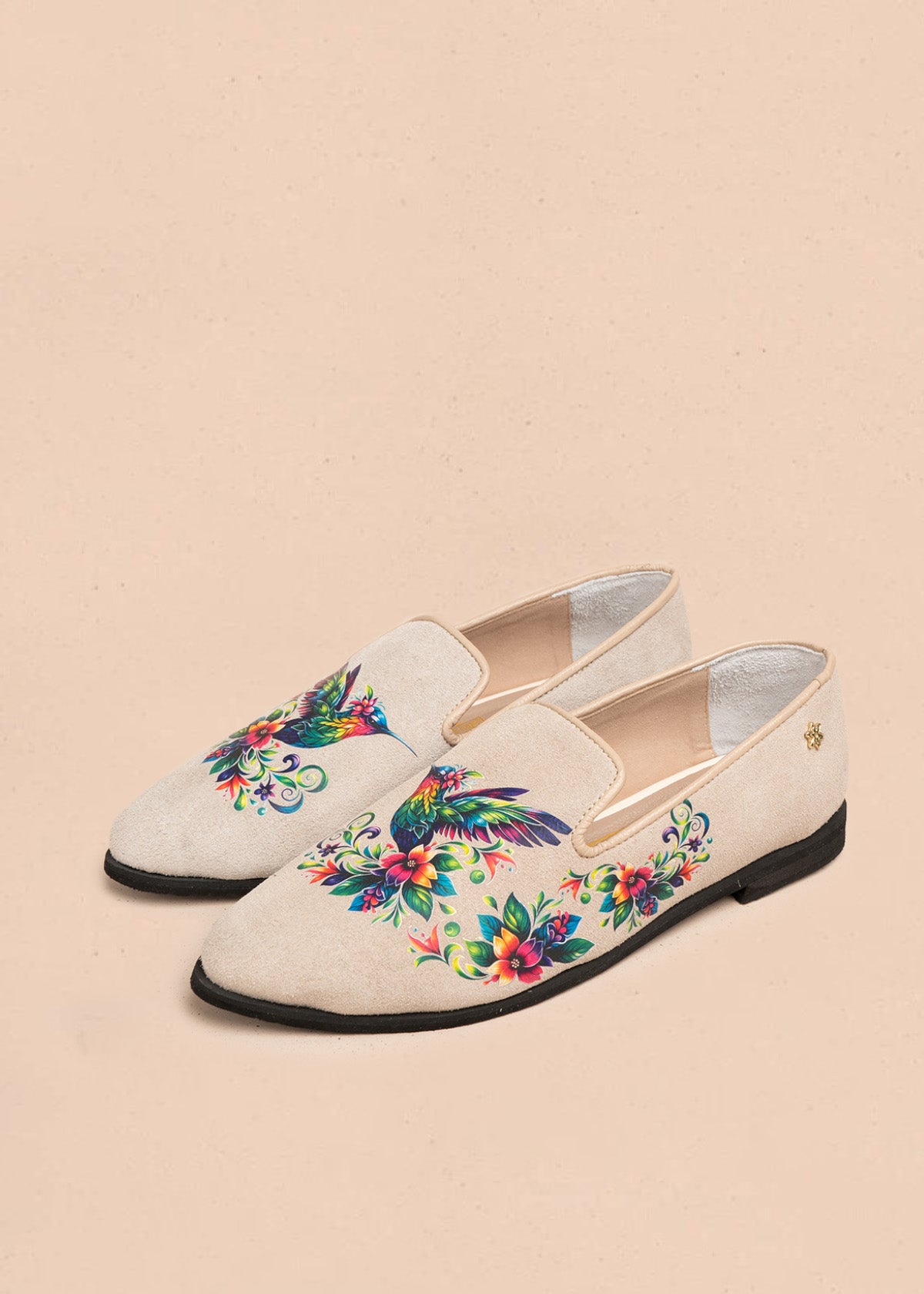 Zapato cerrado en cuero color arena con colibrí 106686