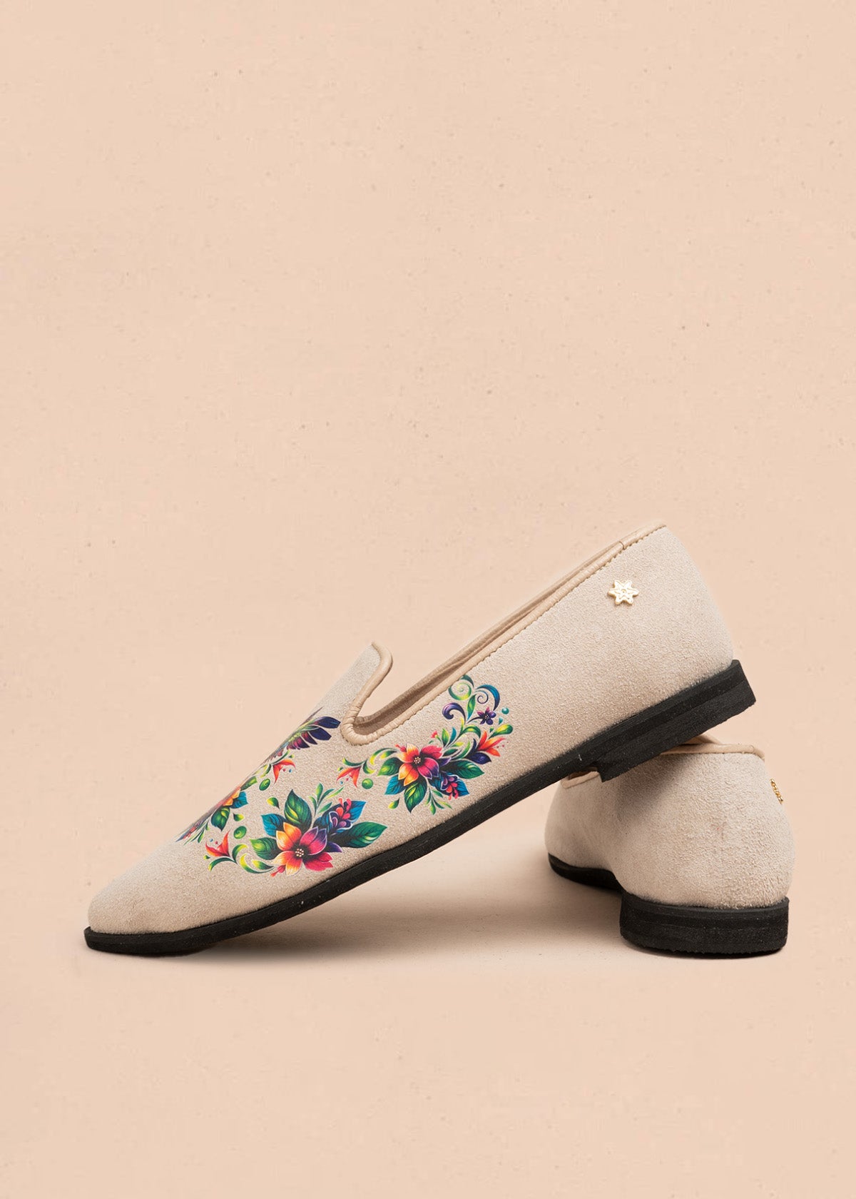 Zapato cerrado en cuero color arena con colibrí 106686