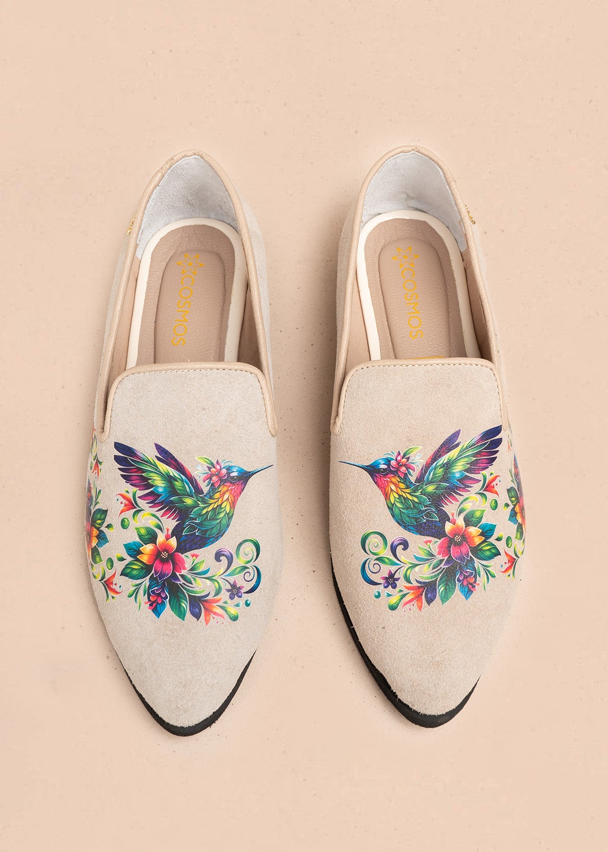 Zapato cerrado en cuero color arena con colibrí 106686