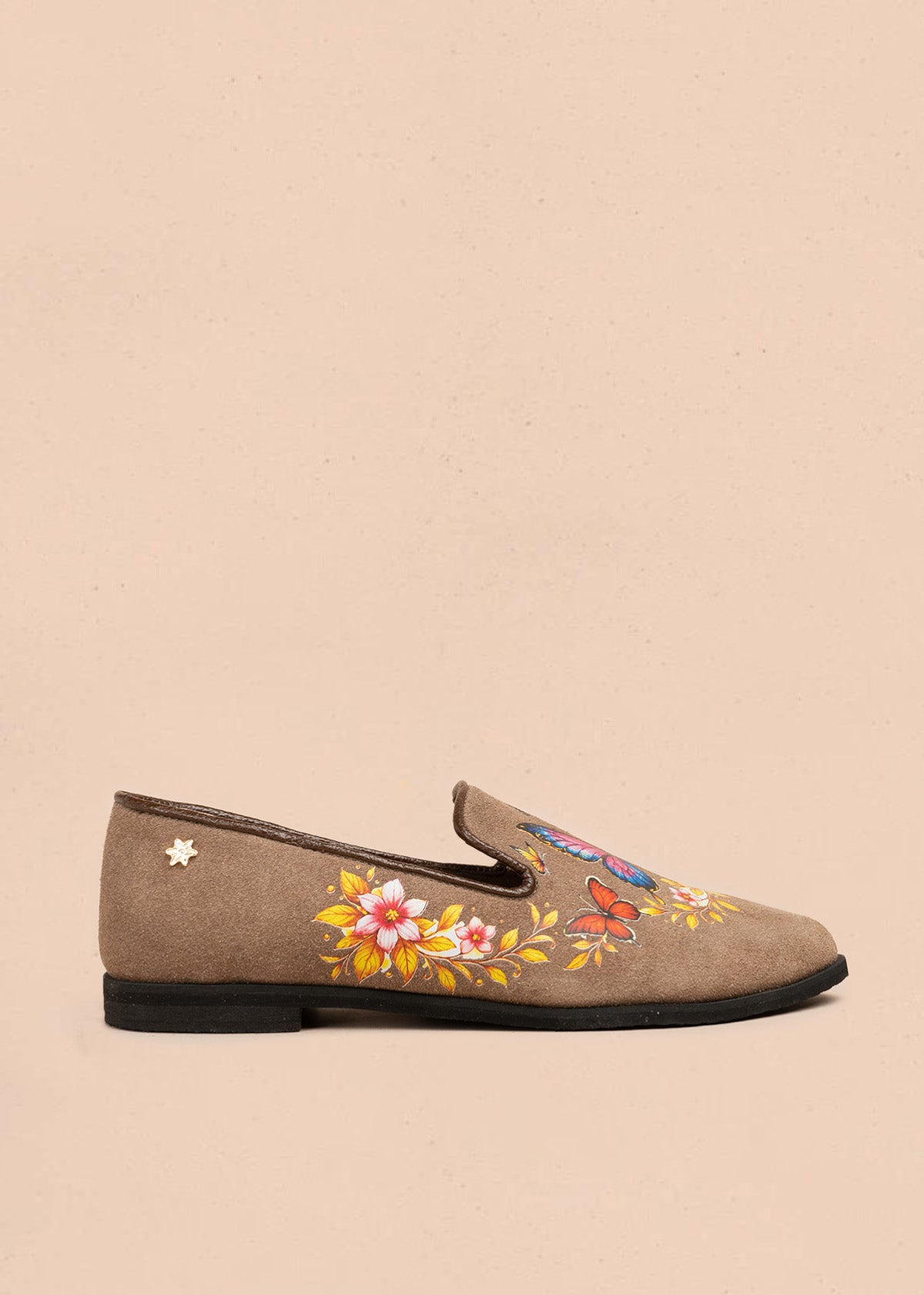 Zapato cerrado en cuero color marrón con mariposas 106687