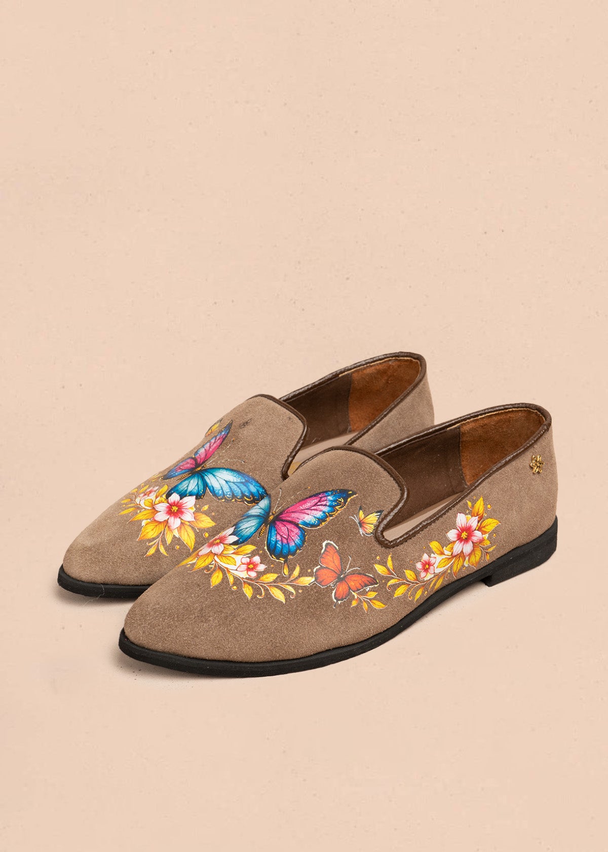 Zapato cerrado en cuero color marrón con mariposas 106687