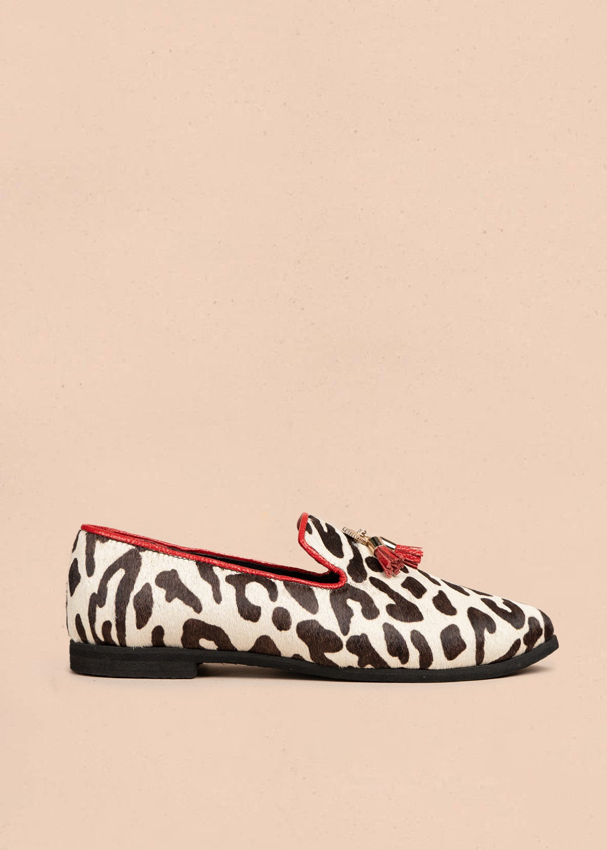 Zapato cerrado en cuero color blanco con acabado animal print y borlas 106688