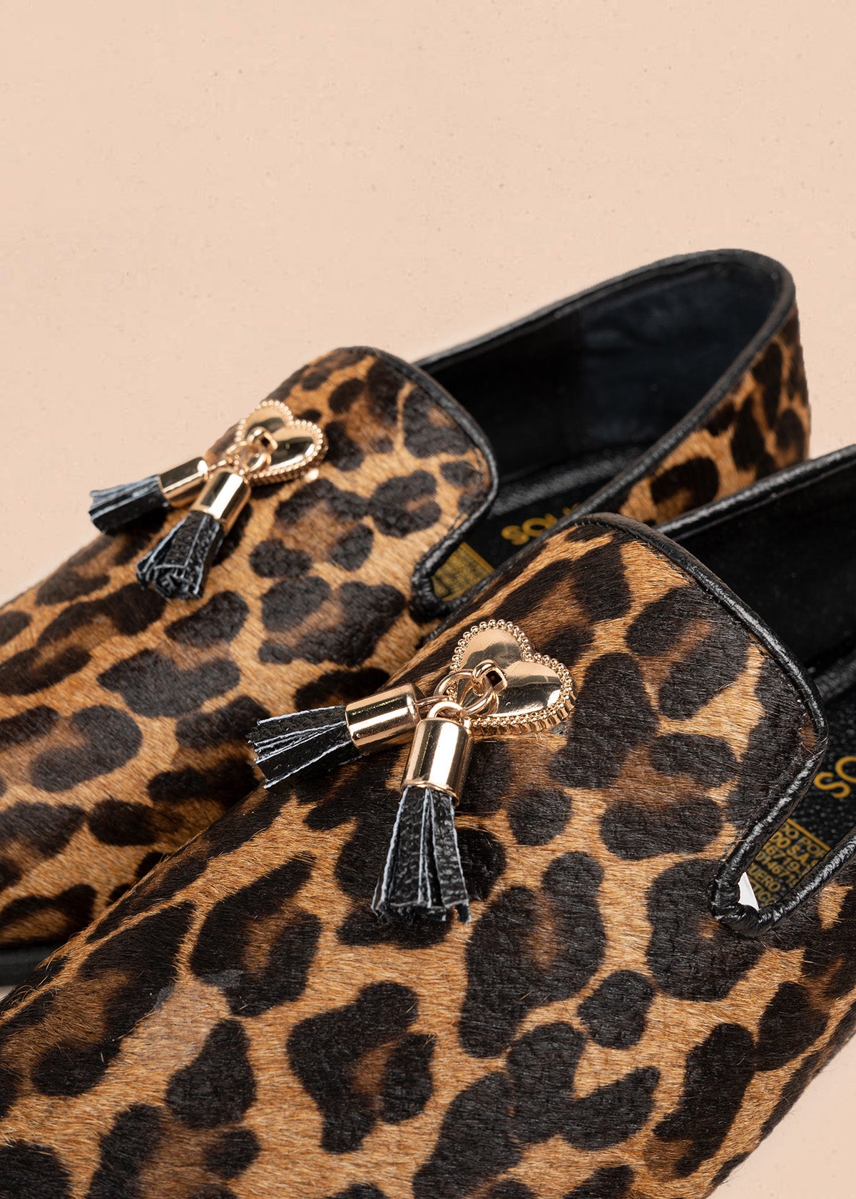 Zapato cerrado en cuero color miel con acabado animal print y borlas 106688
