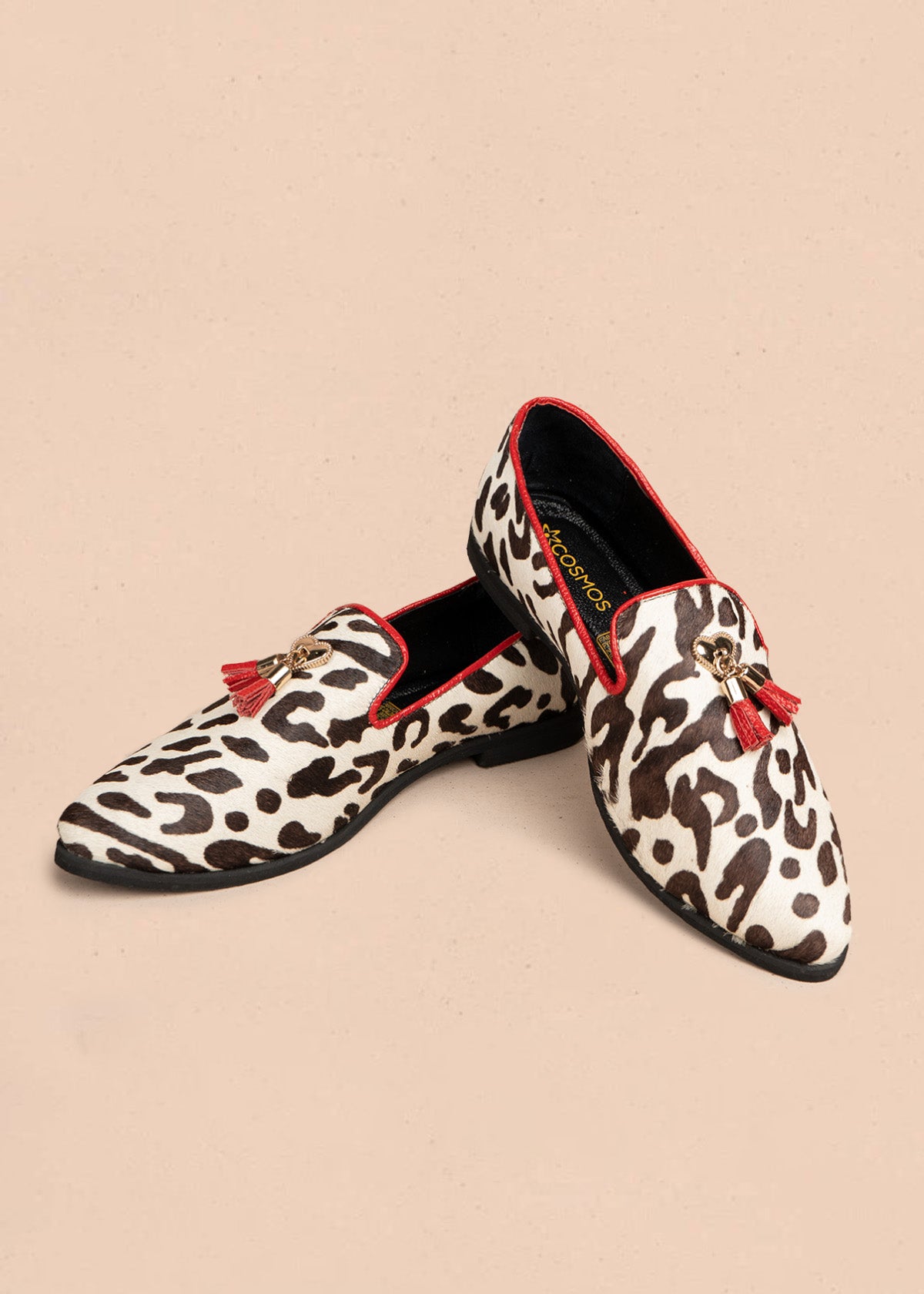 Zapato cerrado en cuero color blanco con acabado animal print y borlas 106688