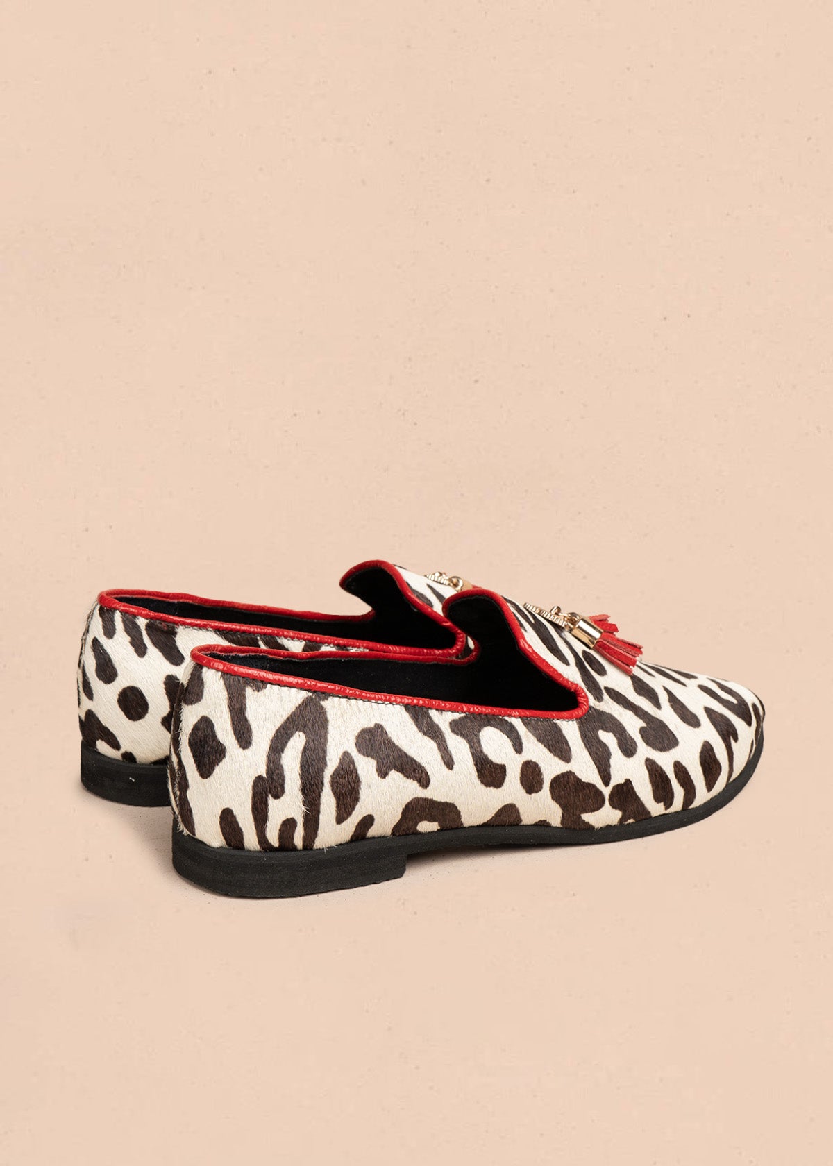 Zapato cerrado en cuero color blanco con acabado animal print y borlas 106688