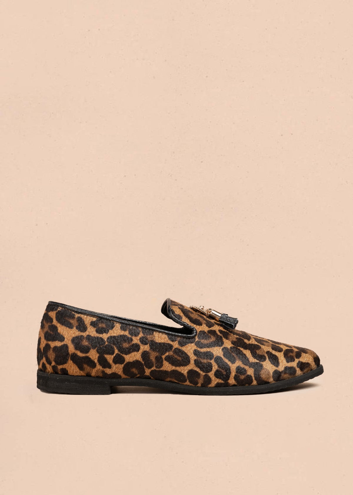 Zapato cerrado en cuero color miel con acabado animal print y borlas 106688