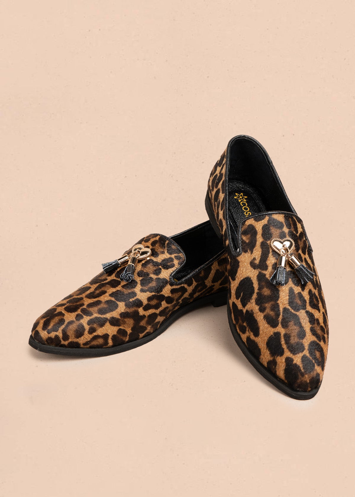 Zapato cerrado en cuero color miel con acabado animal print y borlas 106688