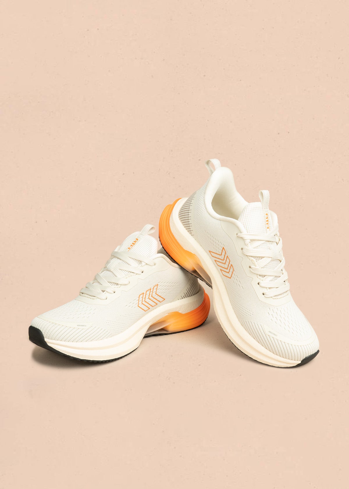 Tenis deportivos color beige con detalle naranja en suela 106690