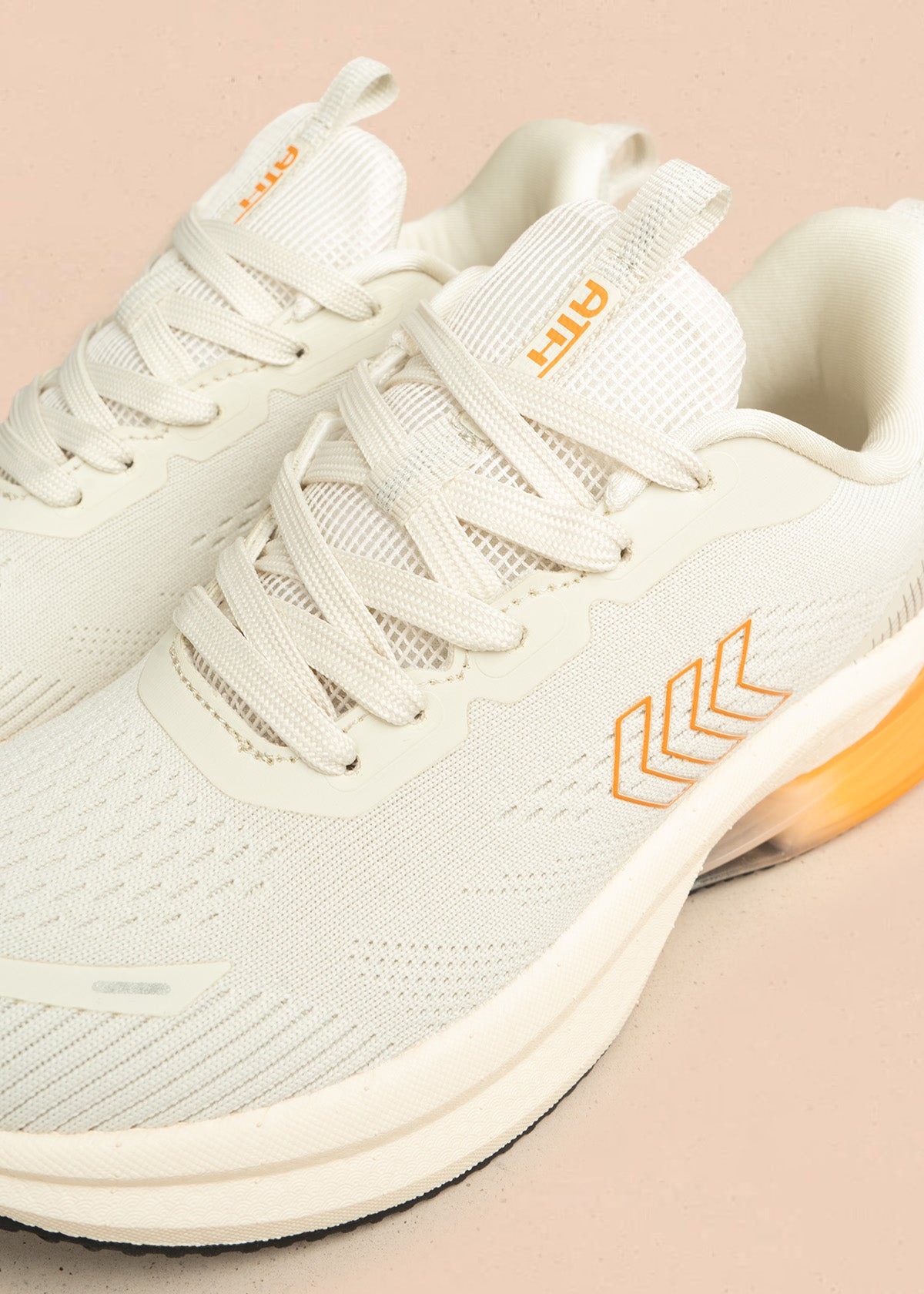 Tenis deportivos color beige con detalle naranja en suela 106690