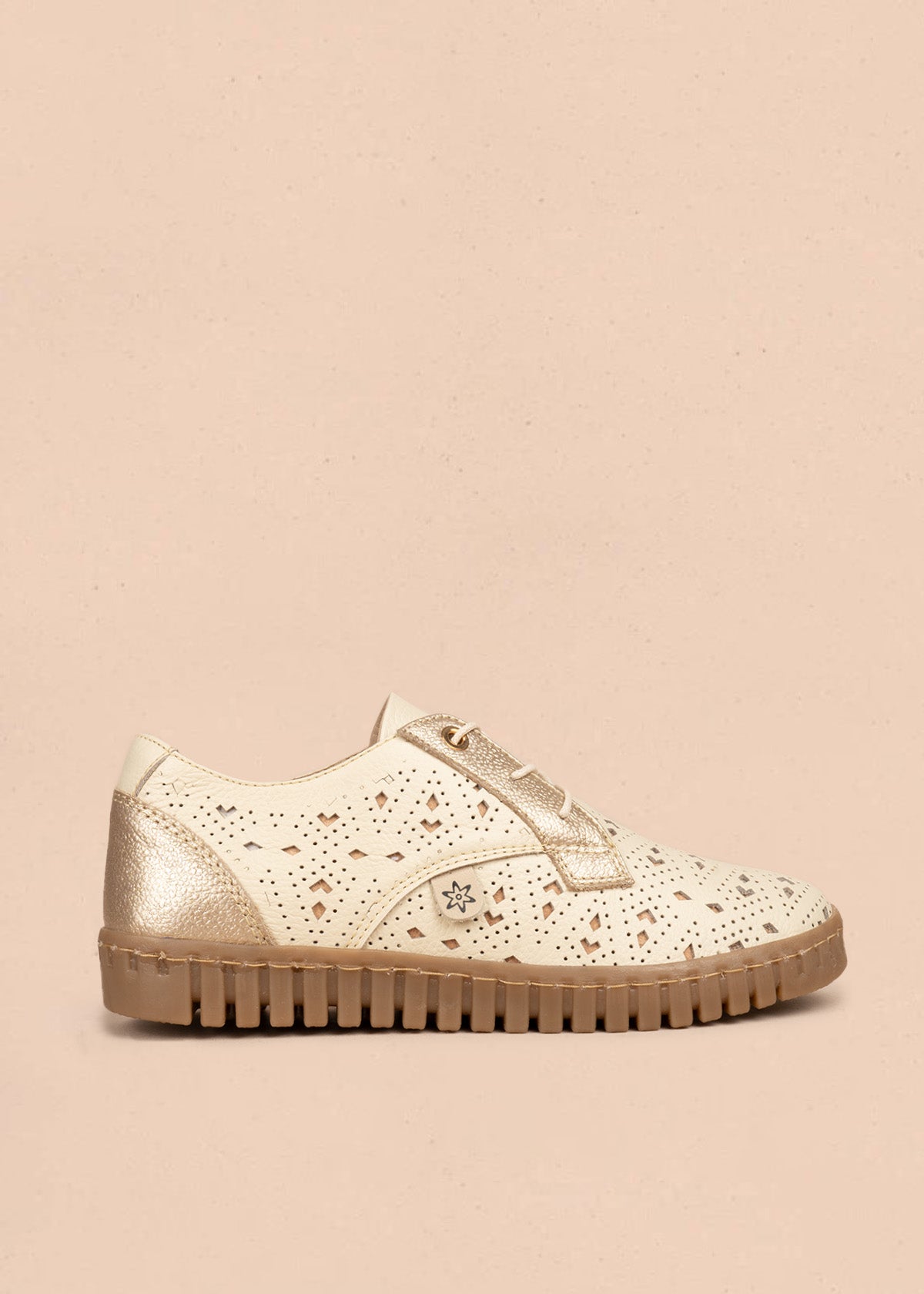 Atadura en cuero beige con calado geométrico y cordones con herrete dorado 106691