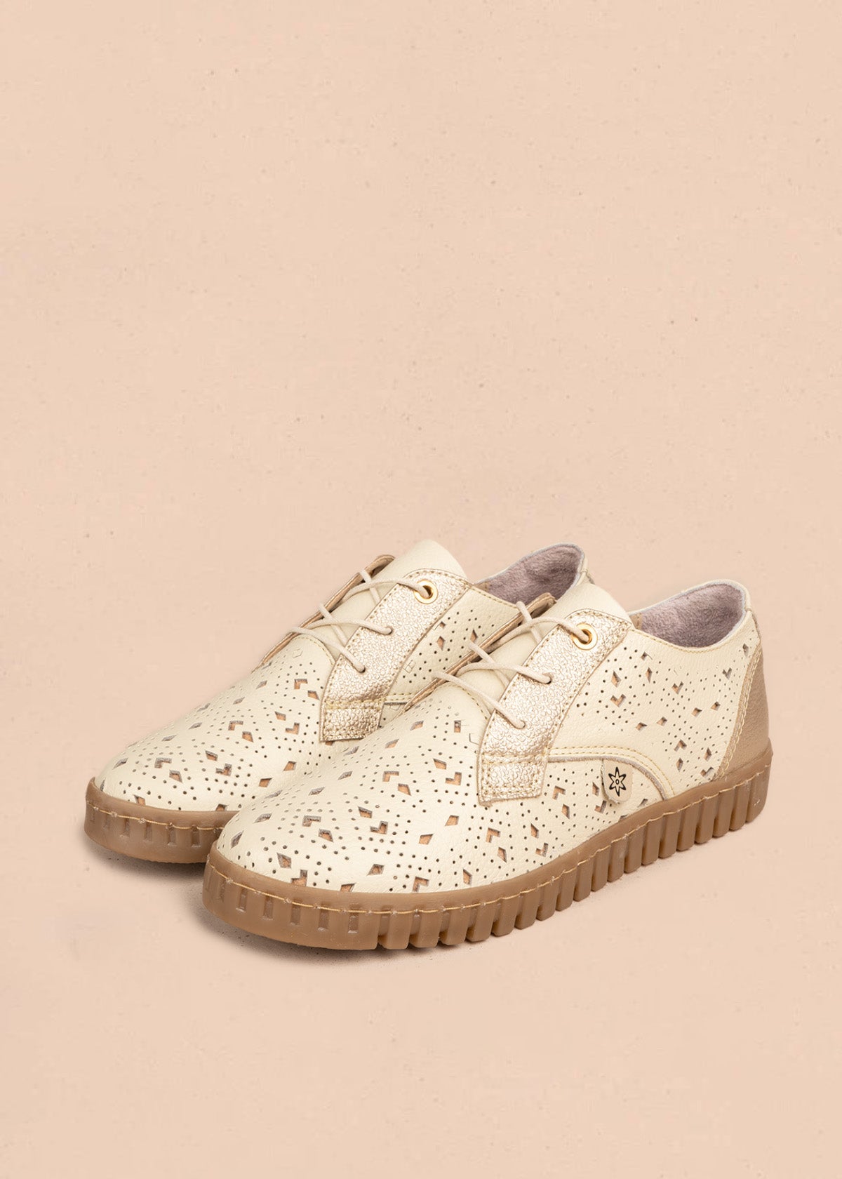 Atadura en cuero beige con calado geométrico y cordones con herrete dorado 106691