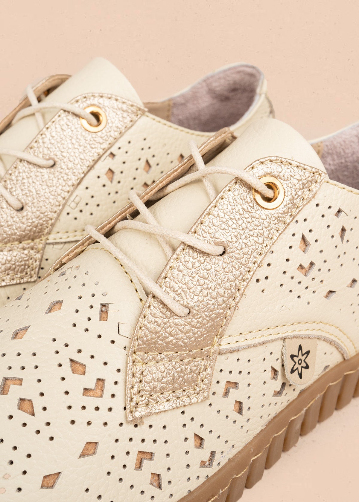 Atadura en cuero beige con calado geométrico y cordones con herrete dorado 106691