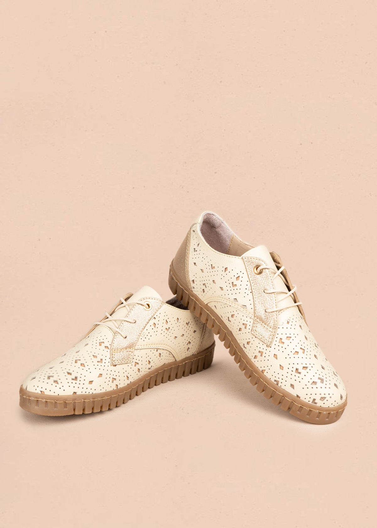 Atadura en cuero beige con calado geométrico y cordones con herrete dorado 106691