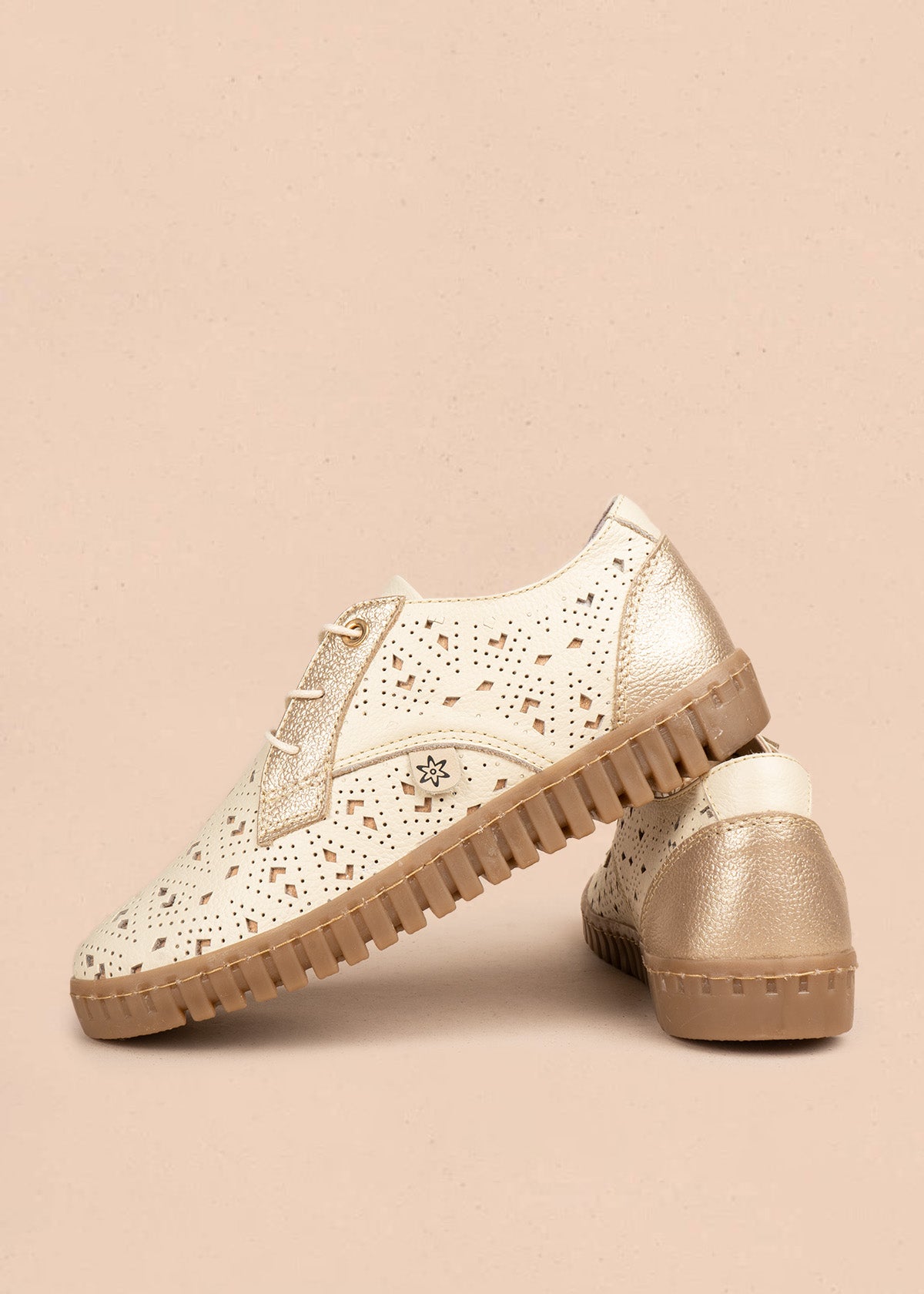 Atadura en cuero beige con calado geométrico y cordones con herrete dorado 106691