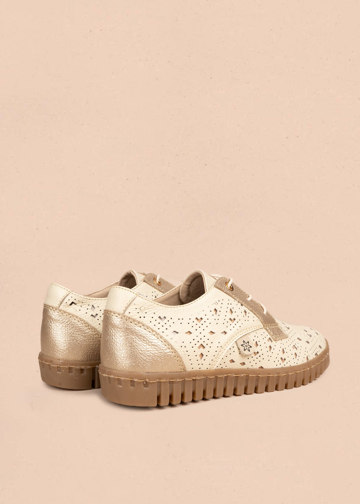 Atadura en cuero beige con calado geométrico y cordones con herrete dorado 106691