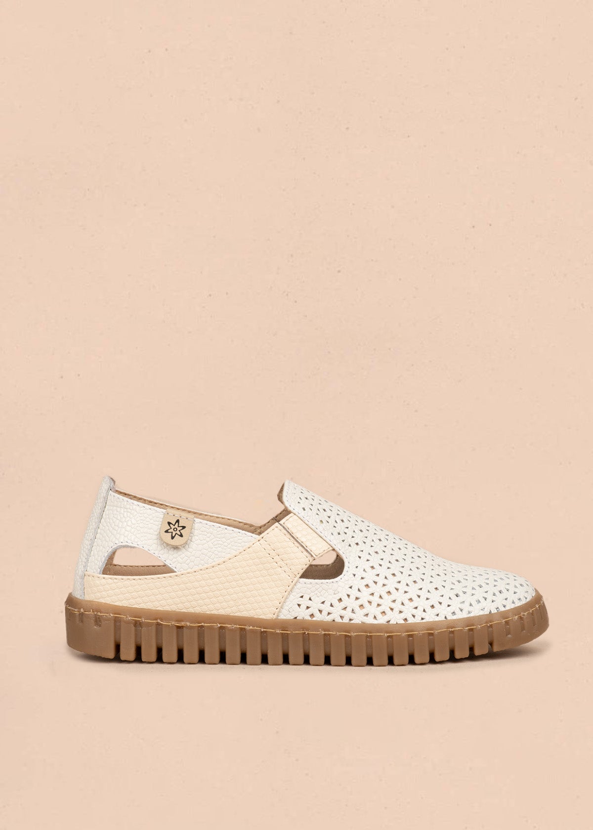 Zapatos de cuero perforado color beige con panel texturizado tipo cocodrilo 106692