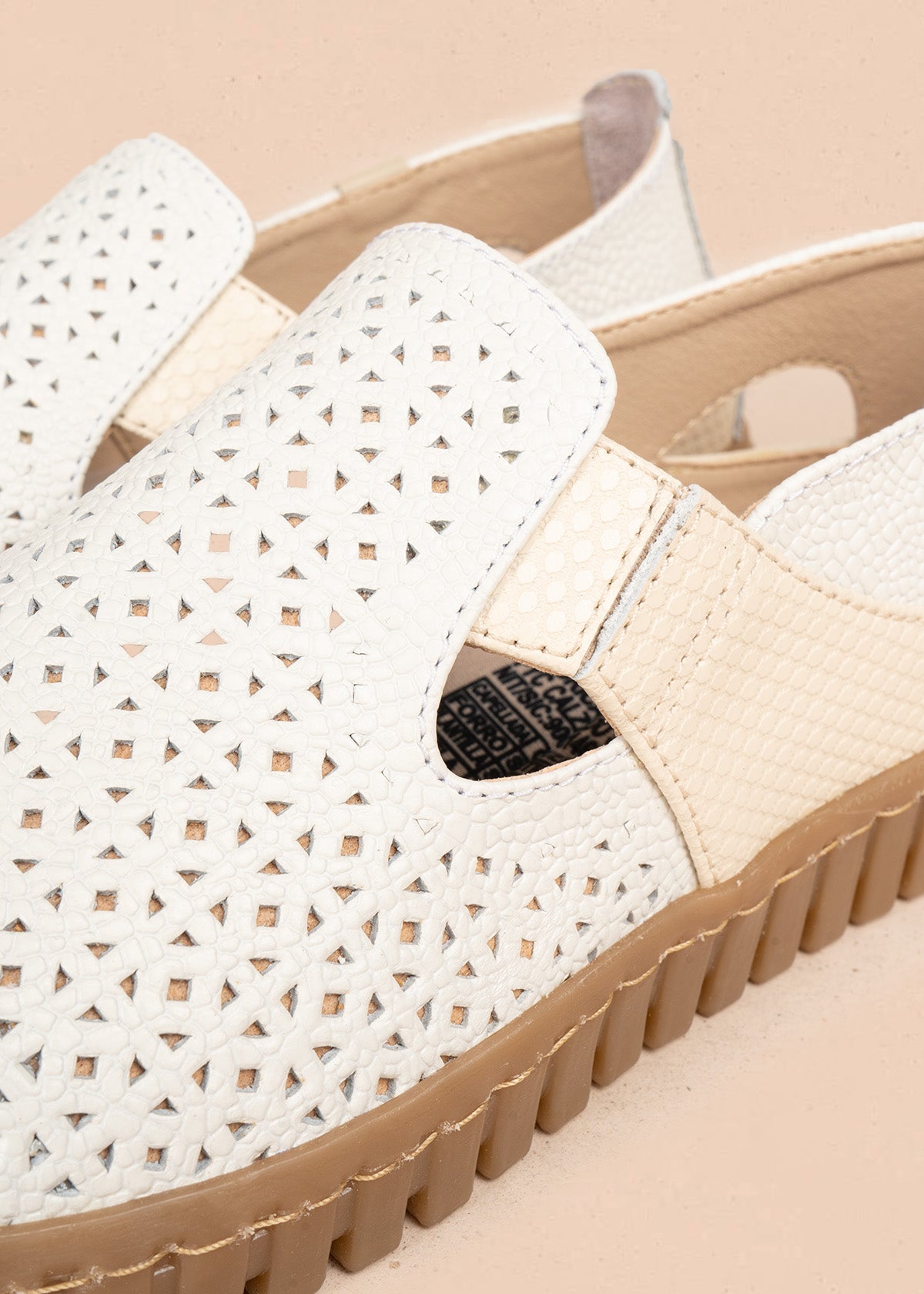 Zapatos de cuero perforado color beige con panel texturizado tipo cocodrilo 106692
