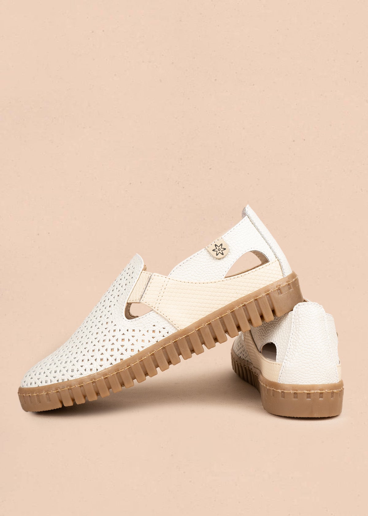 Zapatos de cuero perforado color beige con panel texturizado tipo cocodrilo 106692
