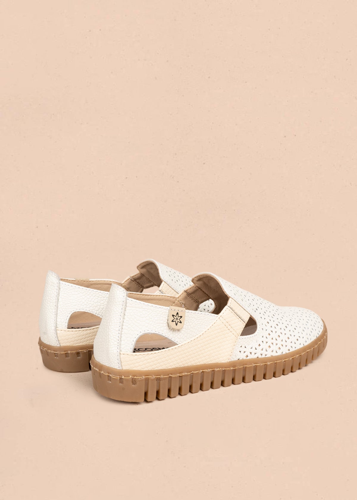 Zapatos de cuero perforado color beige con panel texturizado tipo cocodrilo 106692