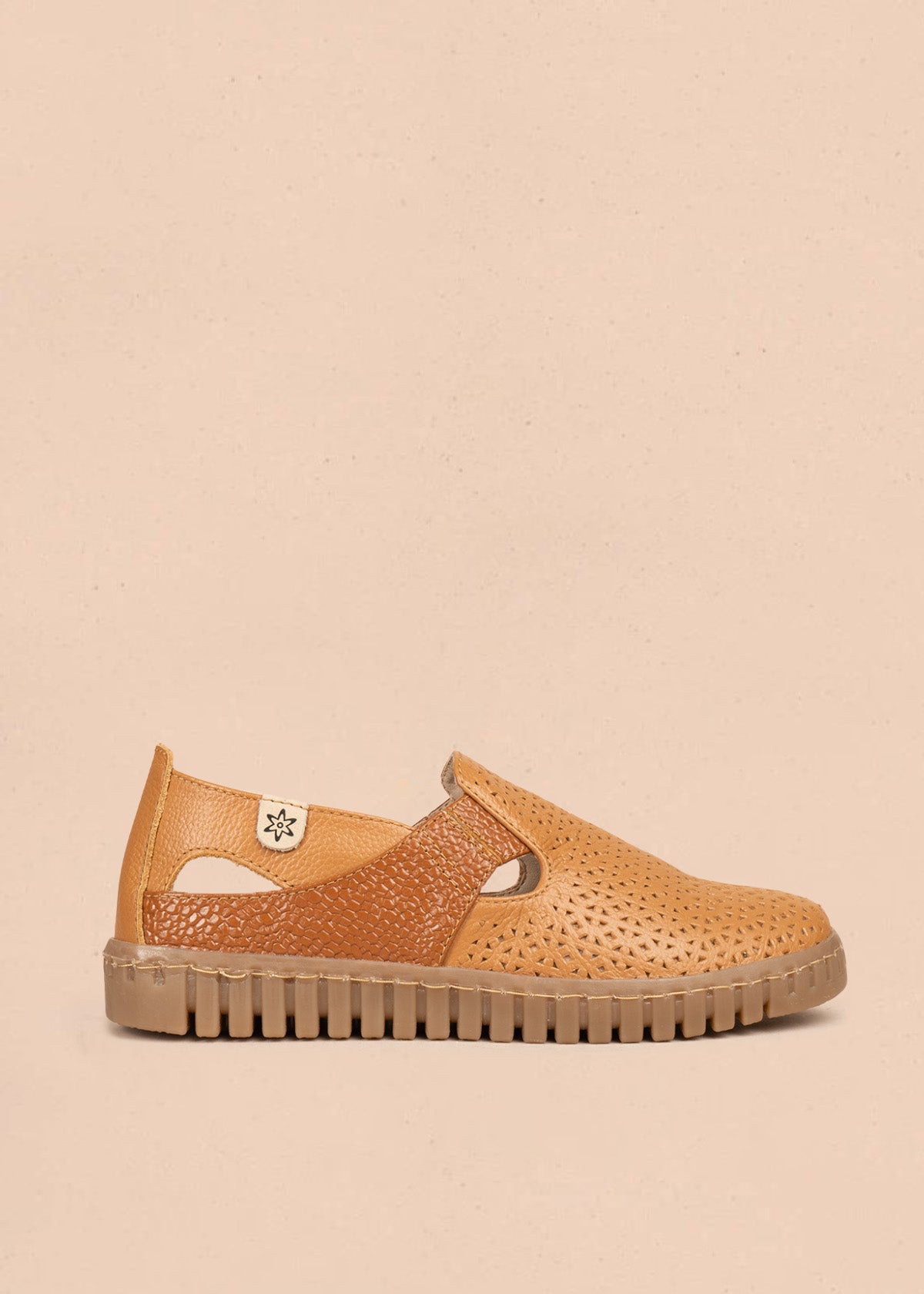 Zapatos de cuero perforado color miel con panel texturizado tipo cocodrilo 106692