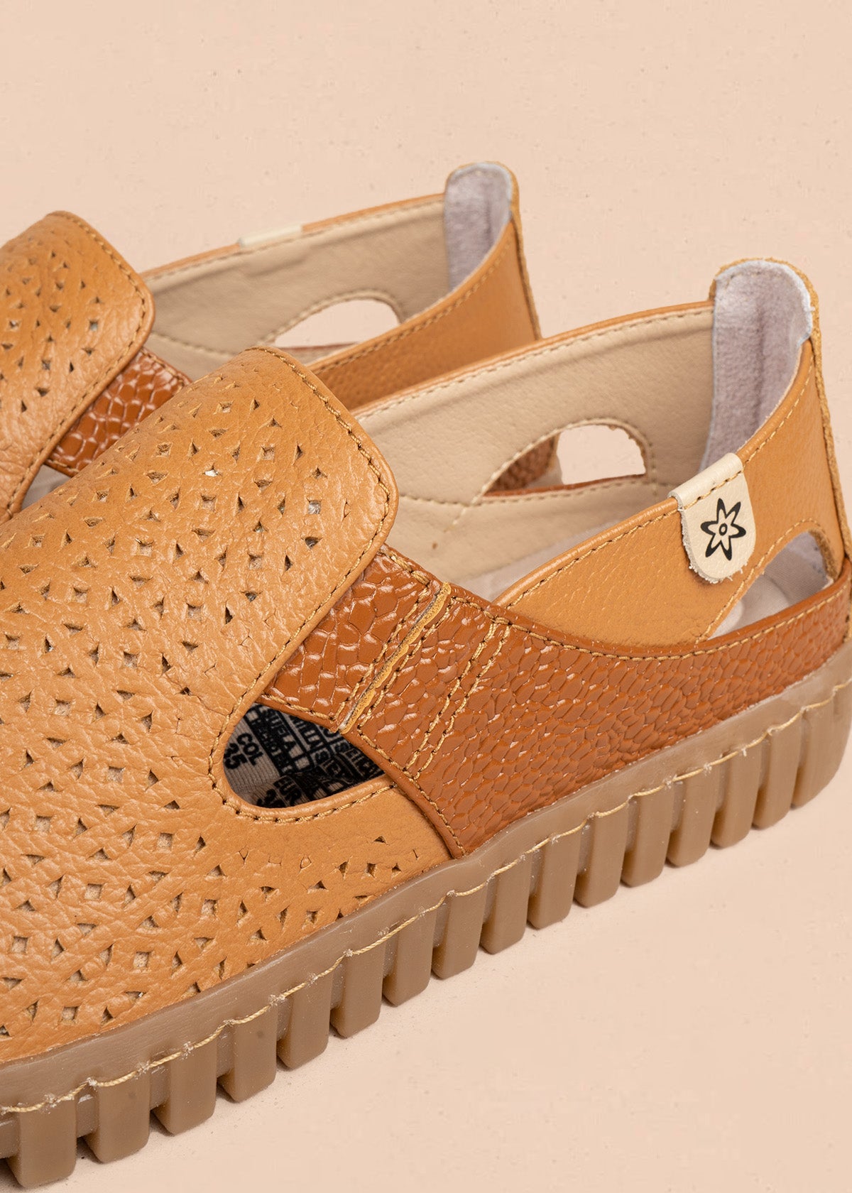 Zapatos de cuero perforado color miel con panel texturizado tipo cocodrilo 106692