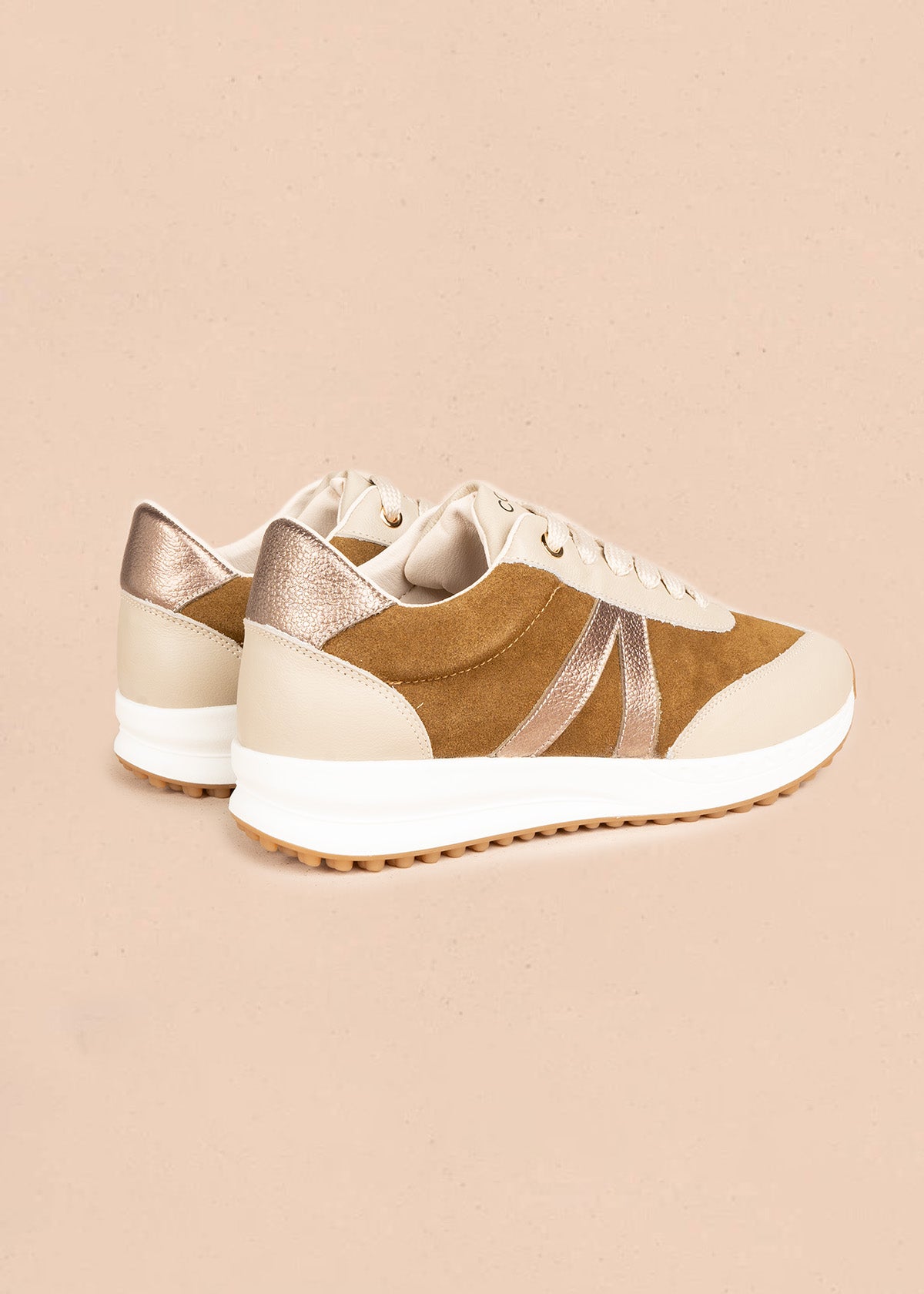 Tenis casuales en cuero color miel 106693