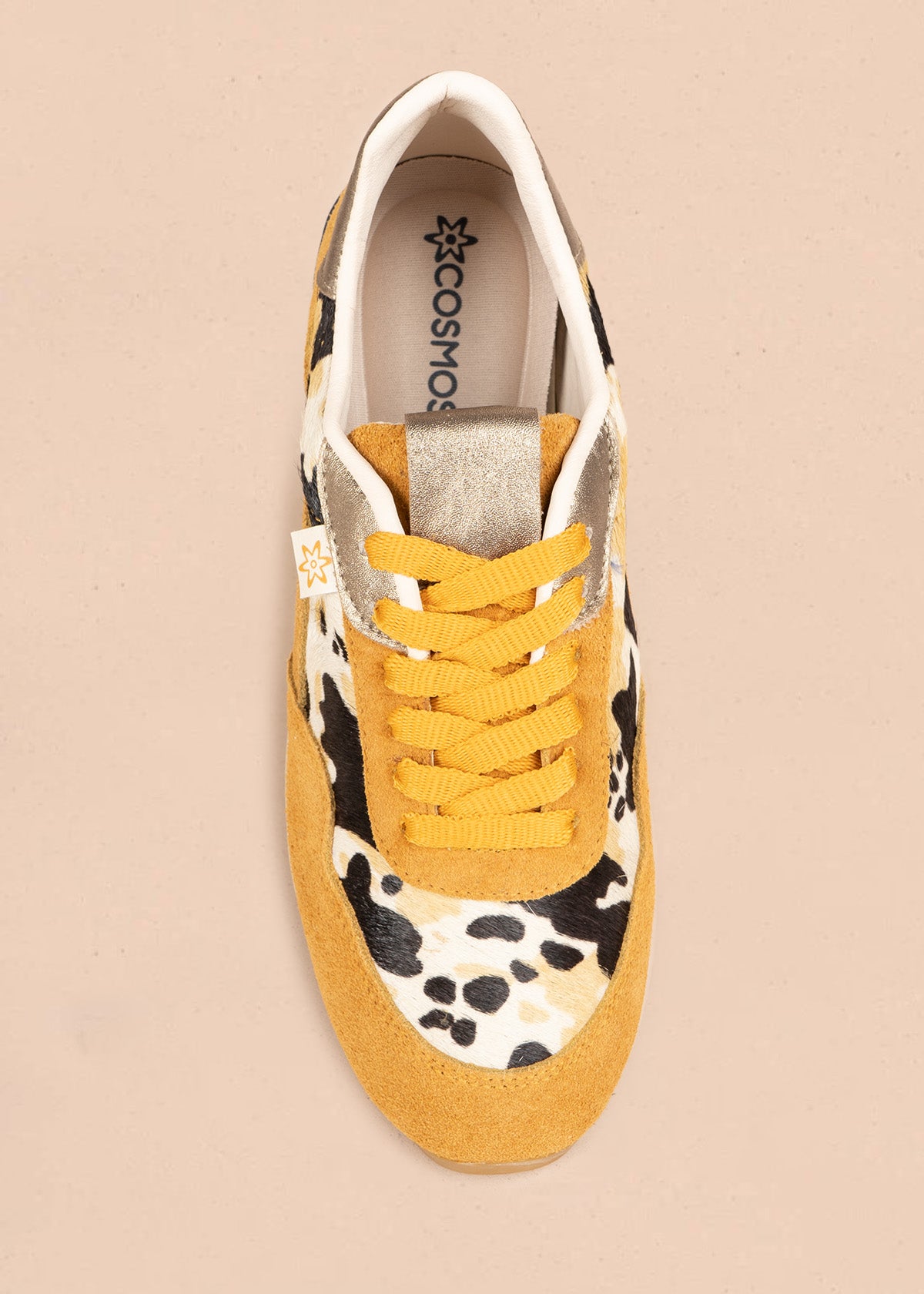Tenis casuales en cuero color arena con diseño de vaca 106694
