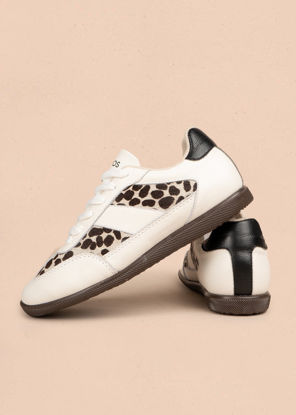 Tenis blancos con paneles de potro estampado animal print 106696