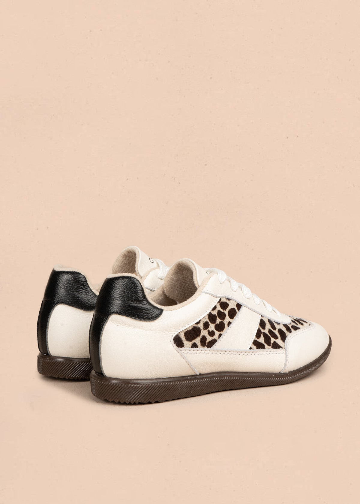 Tenis blancos con paneles de potro estampado animal print 106696