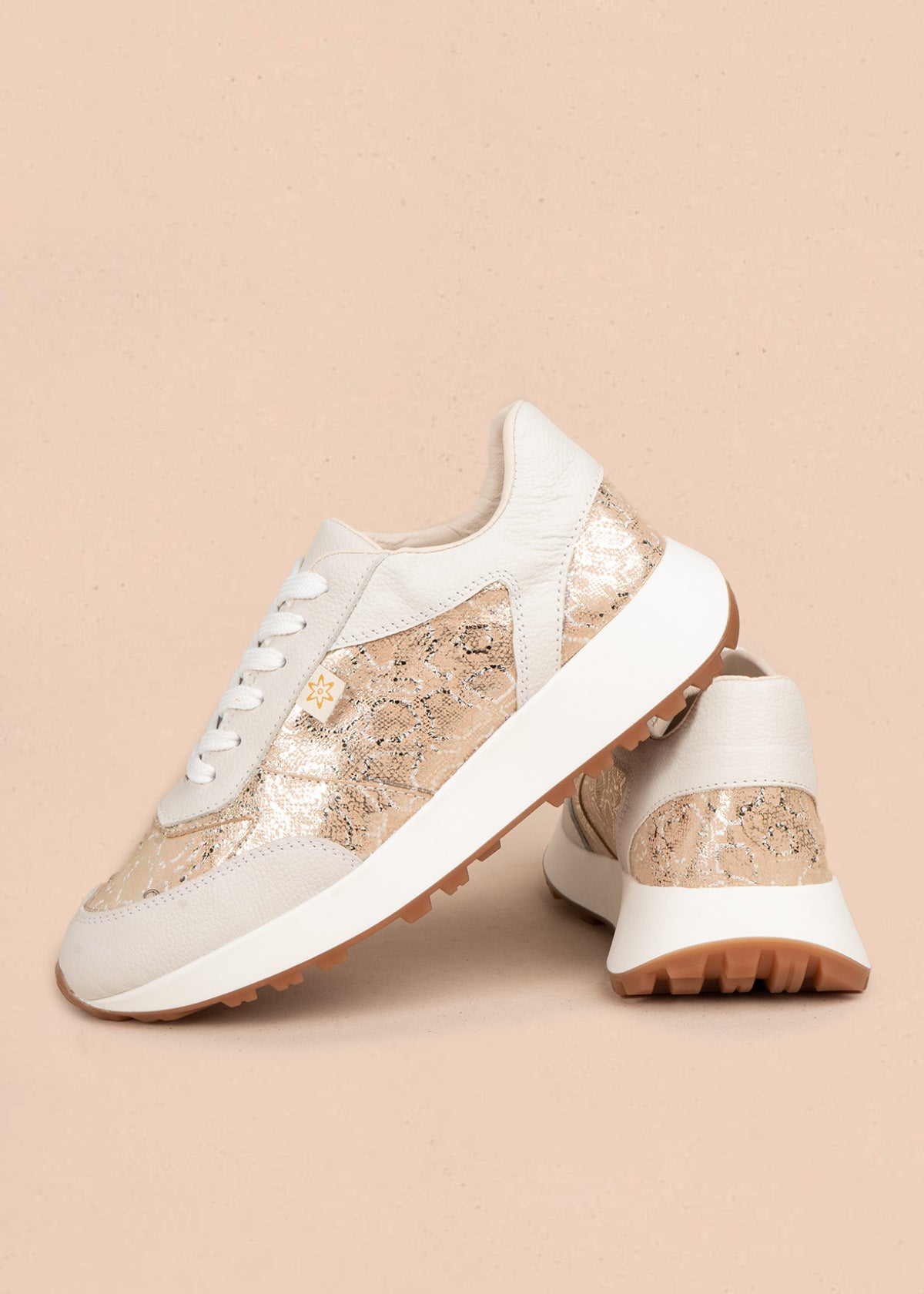 Tenis en cuero color talco con paneles metalizados 106698