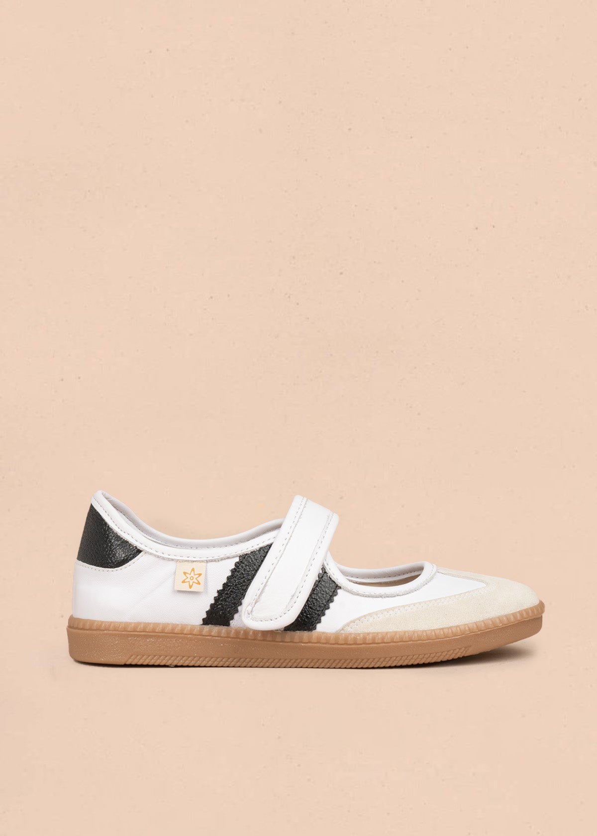 Zapatos cerrados en cuero color blanco con paneles metalizados 106699