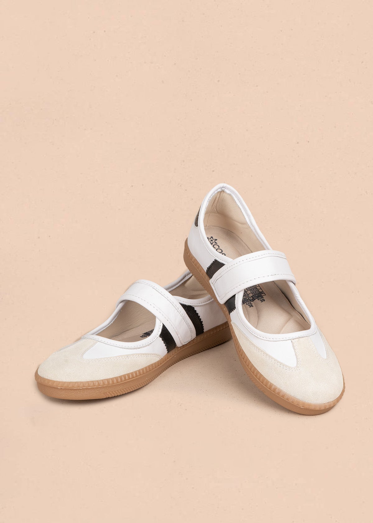 Zapatos cerrados en cuero color blanco con paneles metalizados 106699